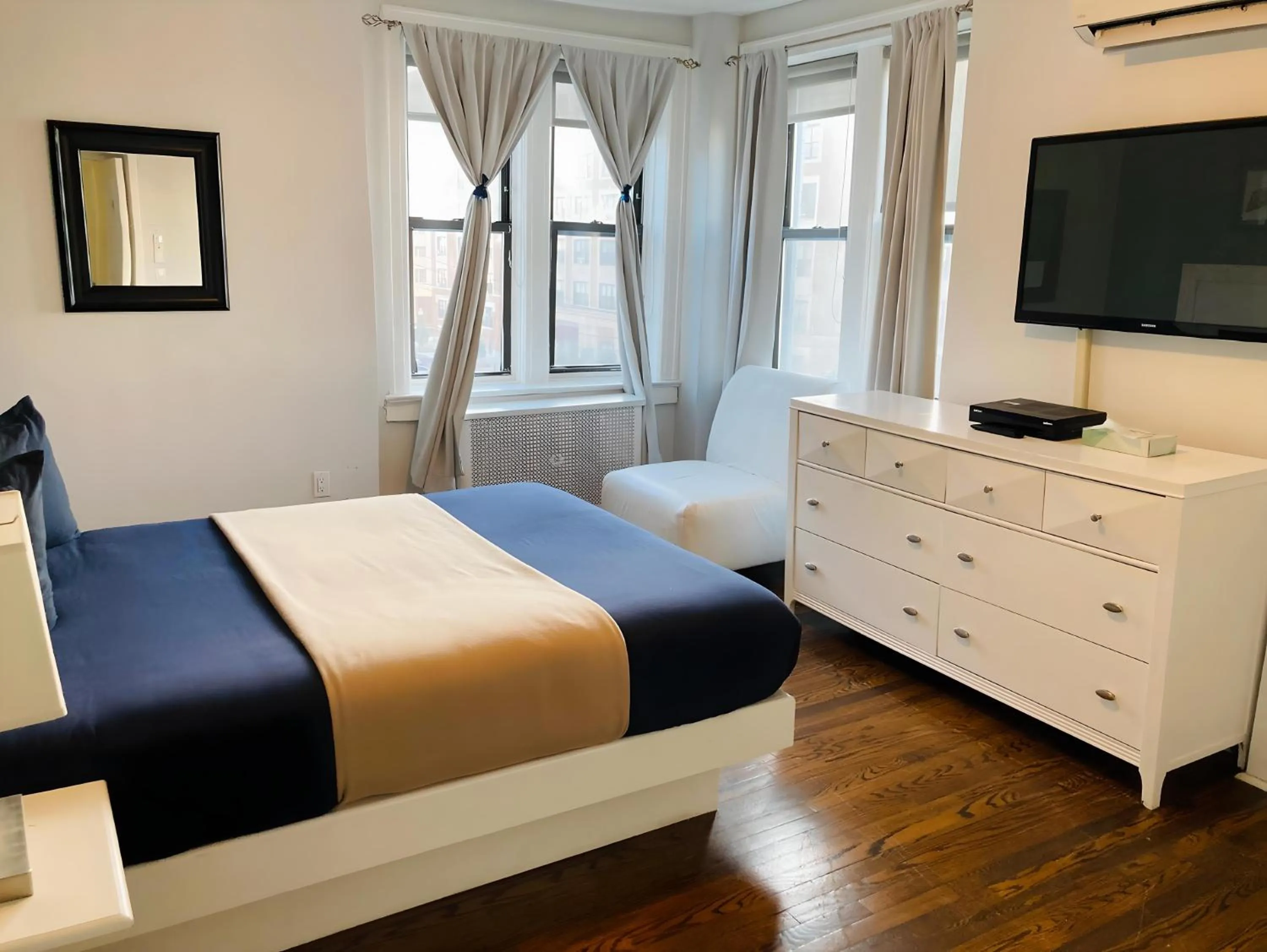 Bed in Long Beach Hotel