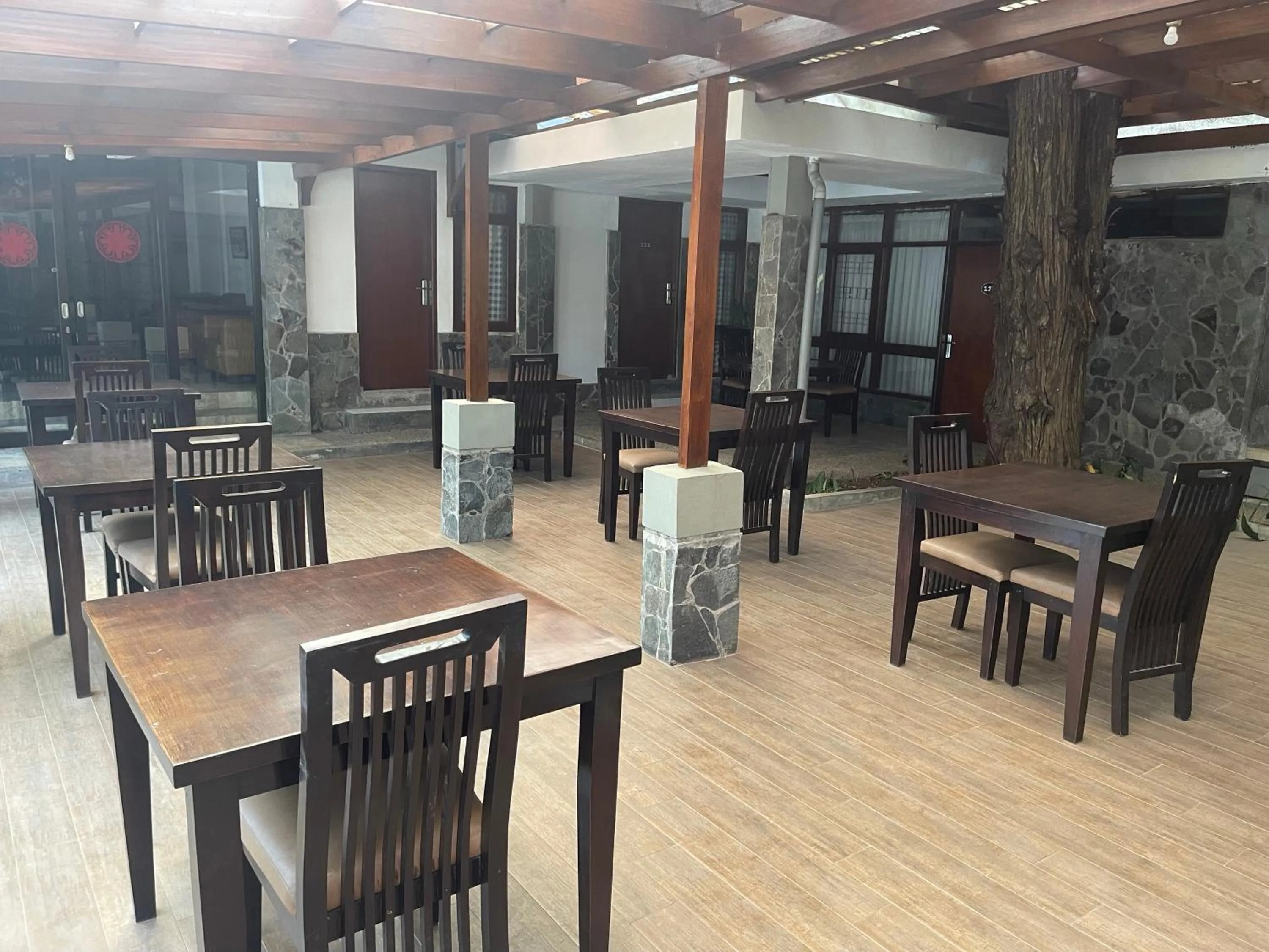 Restaurant/places to eat in Hotel Gegerkalong Asri