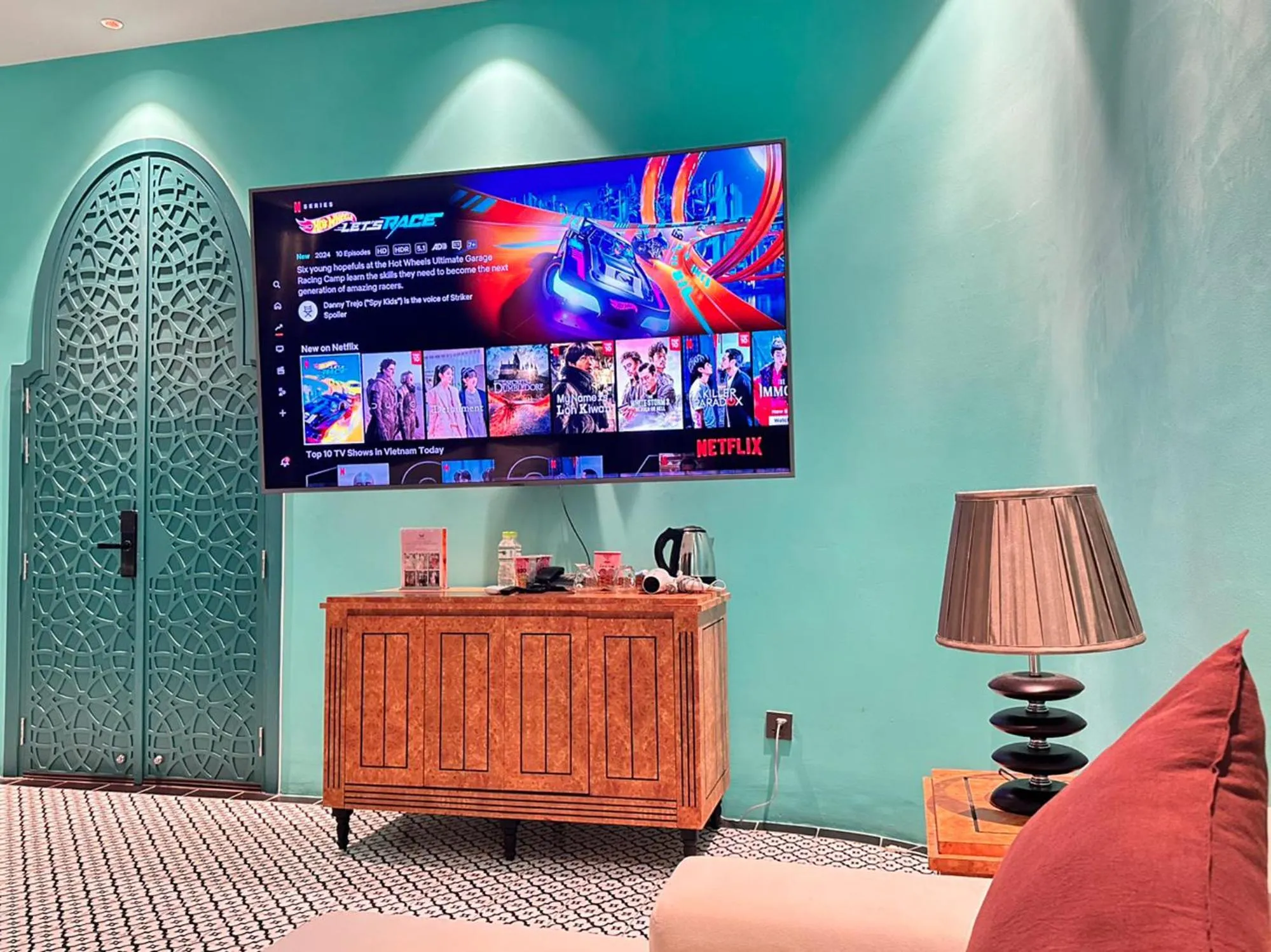 Communal lounge/ TV room in Secret Garden Hotel