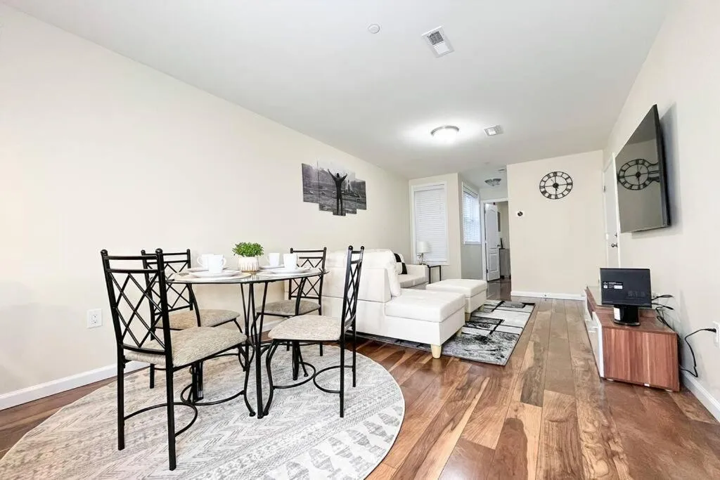 TV and multimedia in Hidden Gem