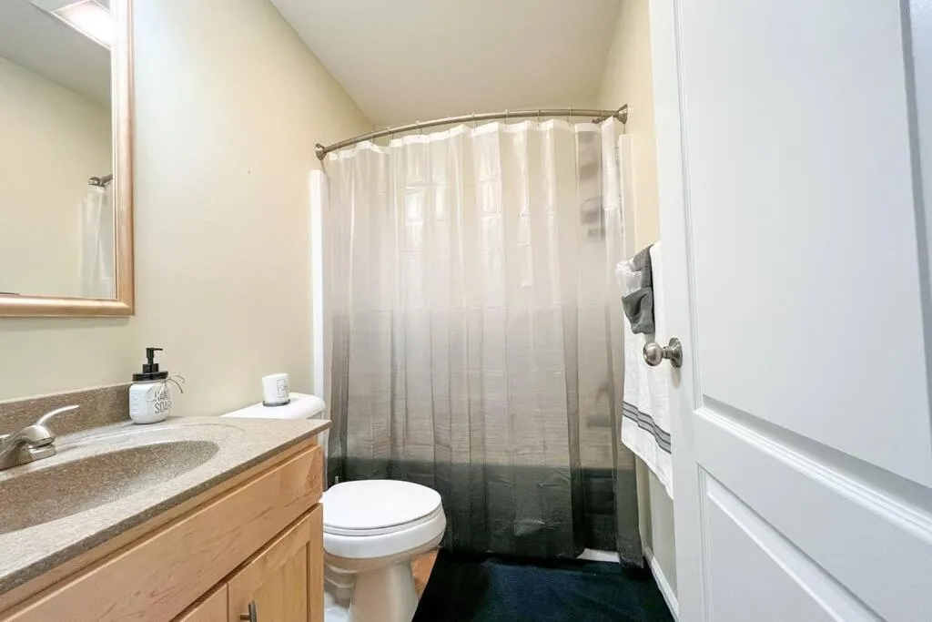 Shower in Hidden Gem