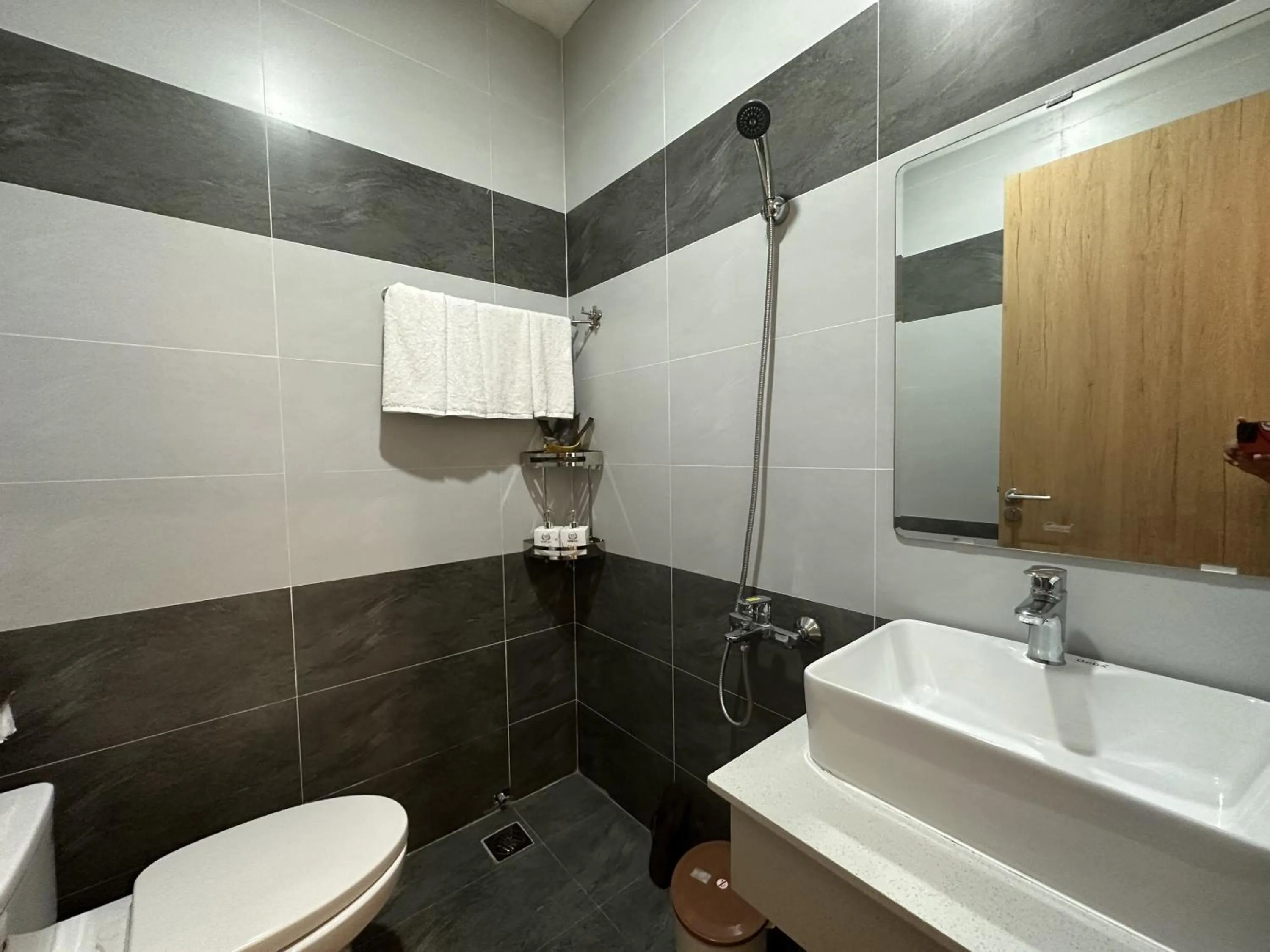 Shower in OYO 1192 Victory Hotel Dien Ban