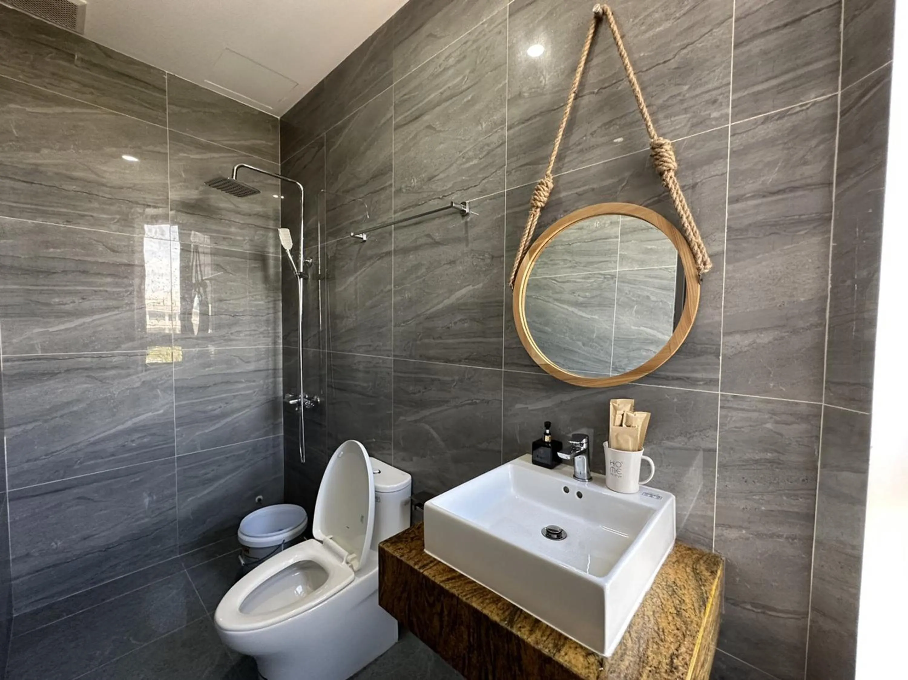 Bathroom in OYO 1193 Huynh Gia Hotel