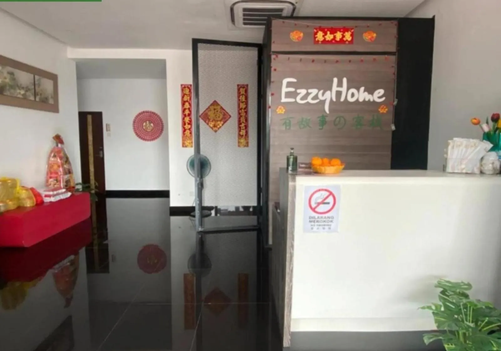 Lobby or reception in Hotel EzzyHome Kebun Teh