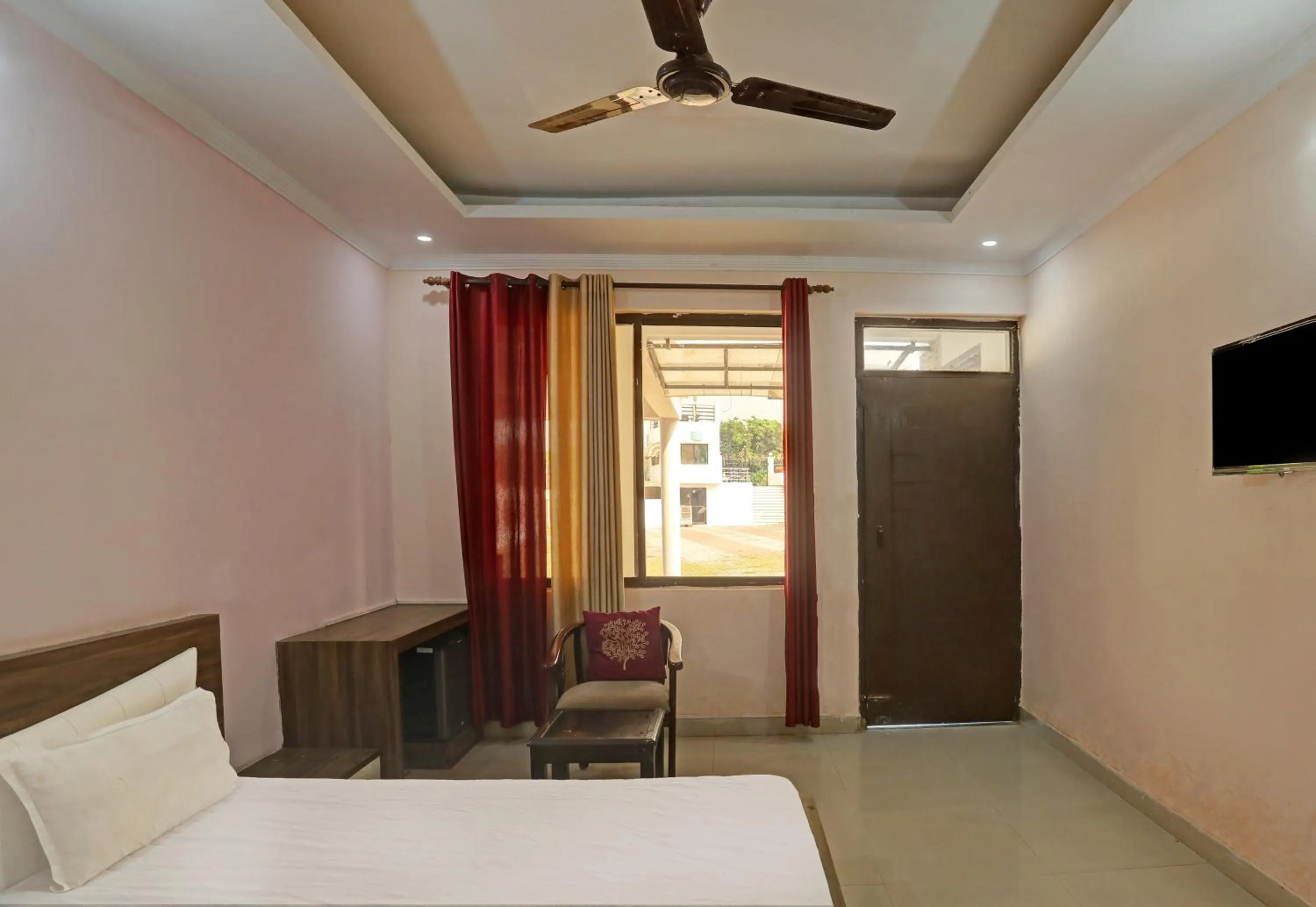 Bedroom, Bed in OYO Himanshi Palace