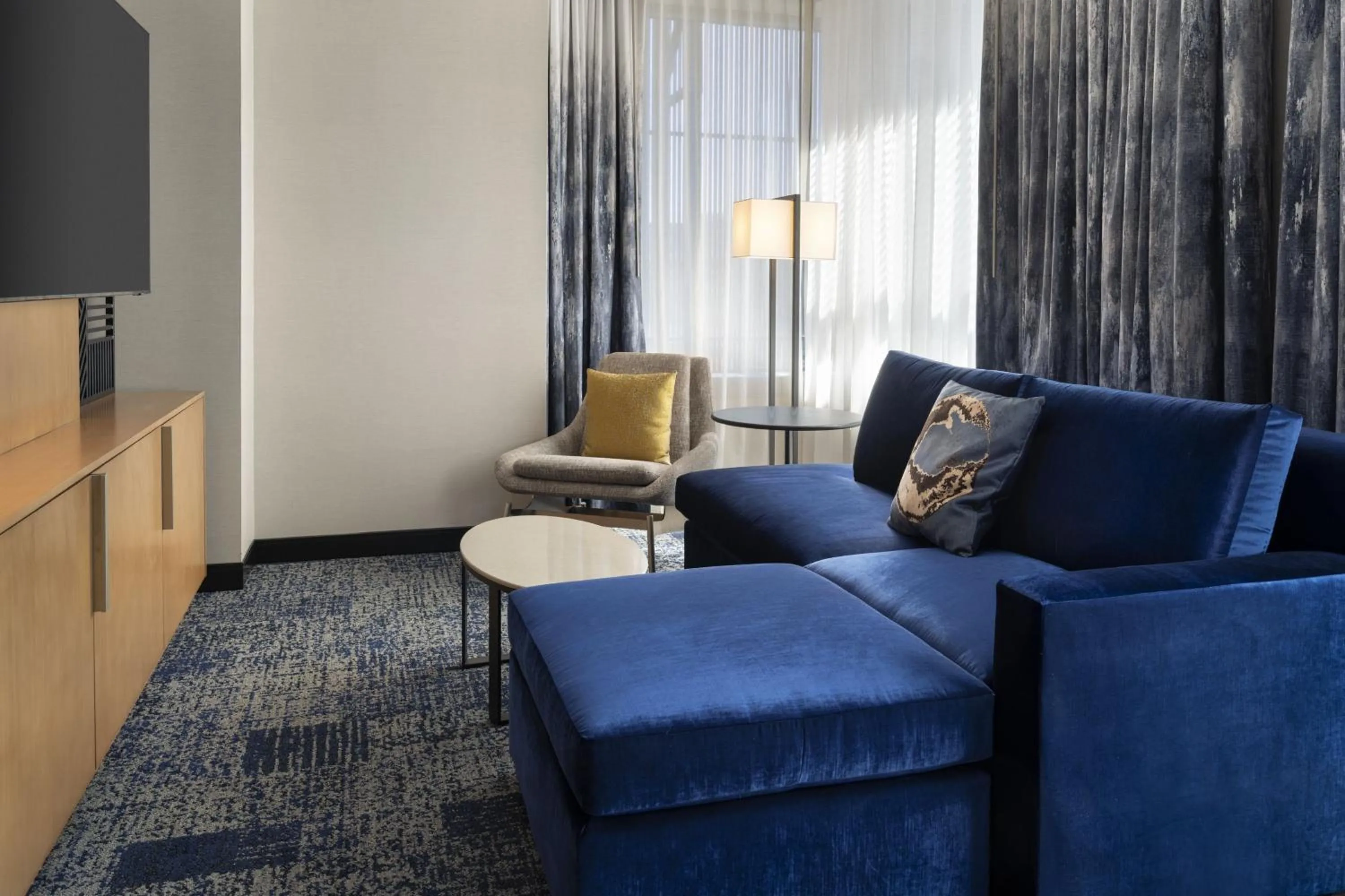 Living room in Courtyard by Marriott Los Angeles L.A. LIVE