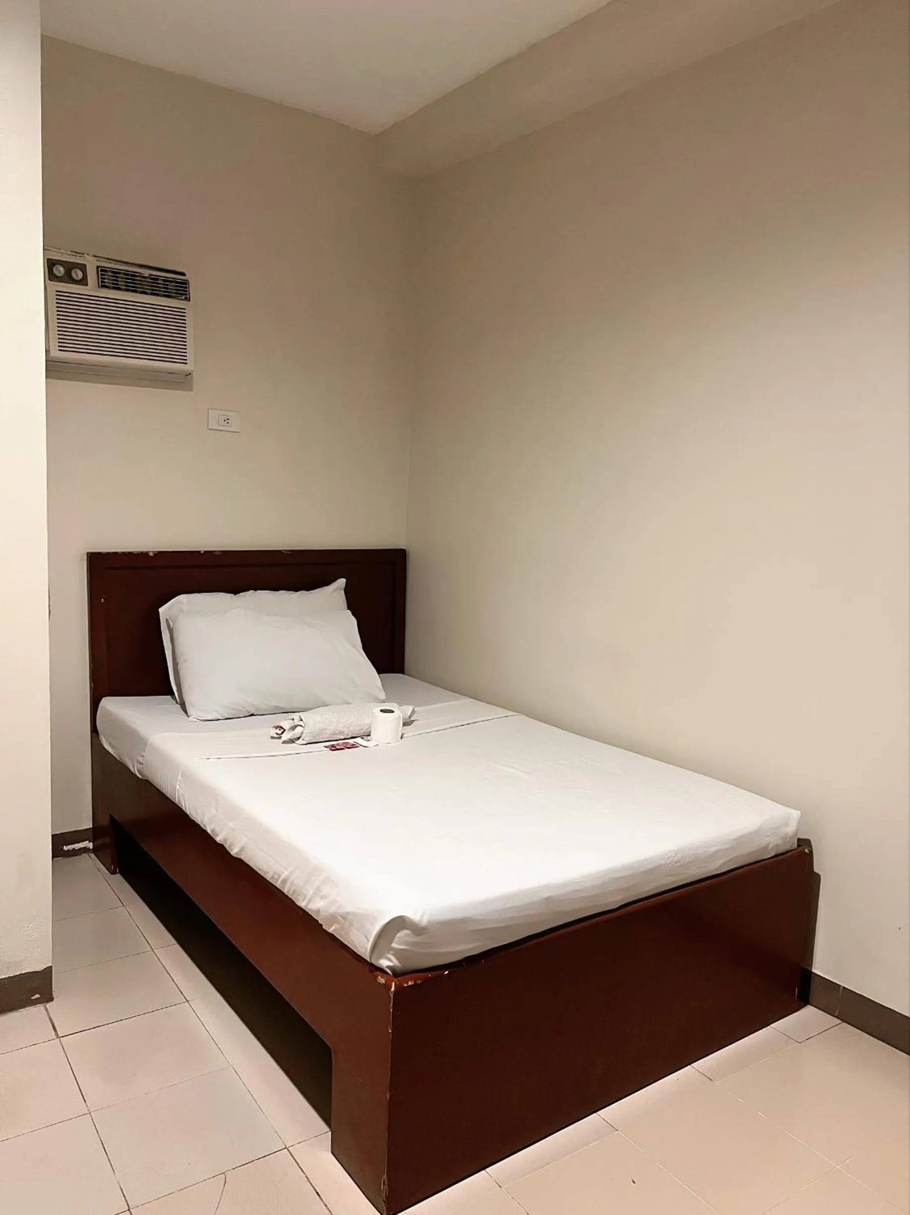 Bed in Blue Velvet Hotel -CM Recto