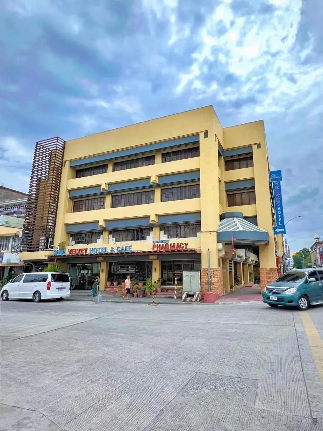 Blue Velvet Hotel -CM Recto Blue Velvet Hotel -CM Recto