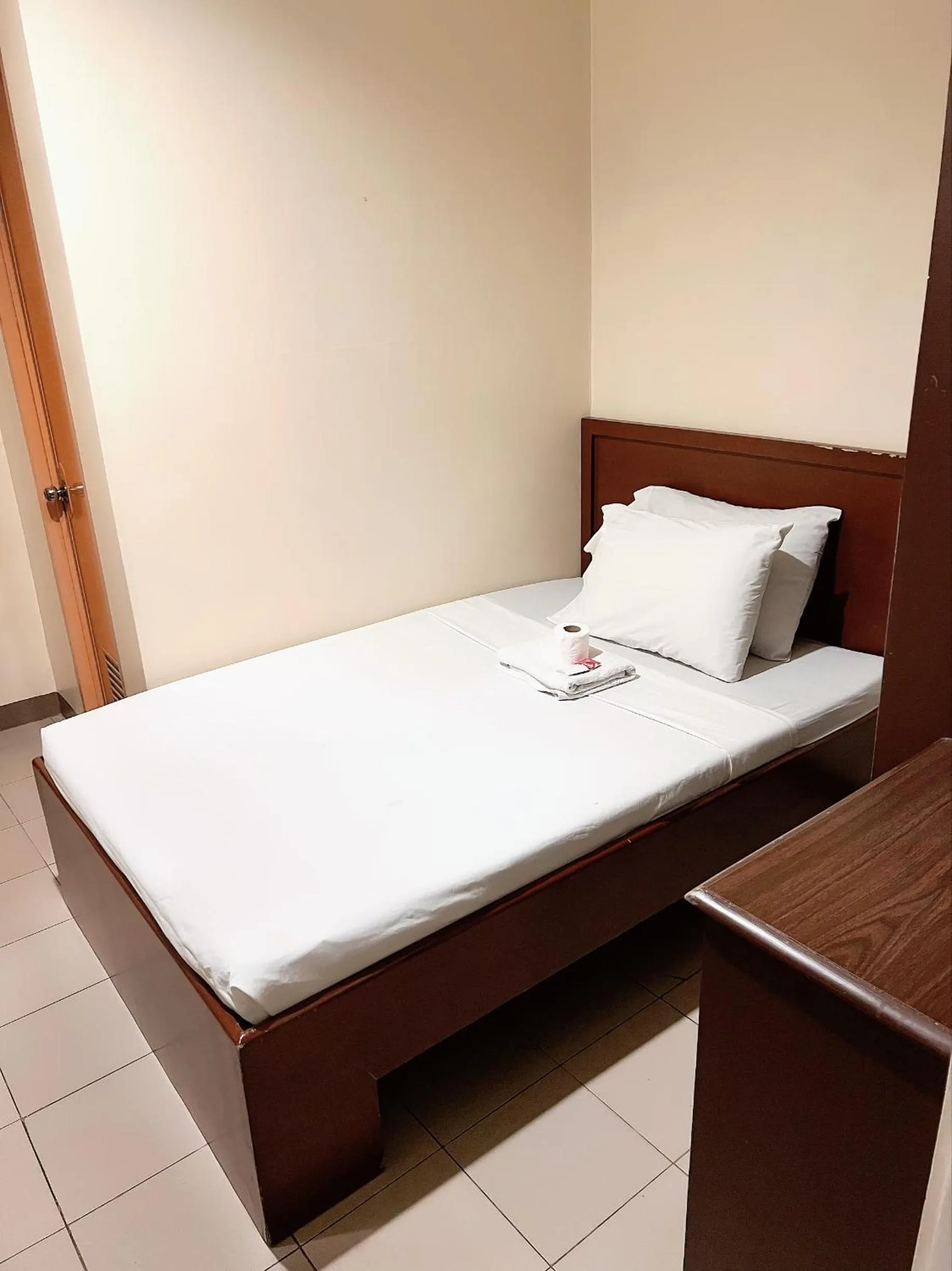 Bed in Blue Velvet Hotel -CM Recto