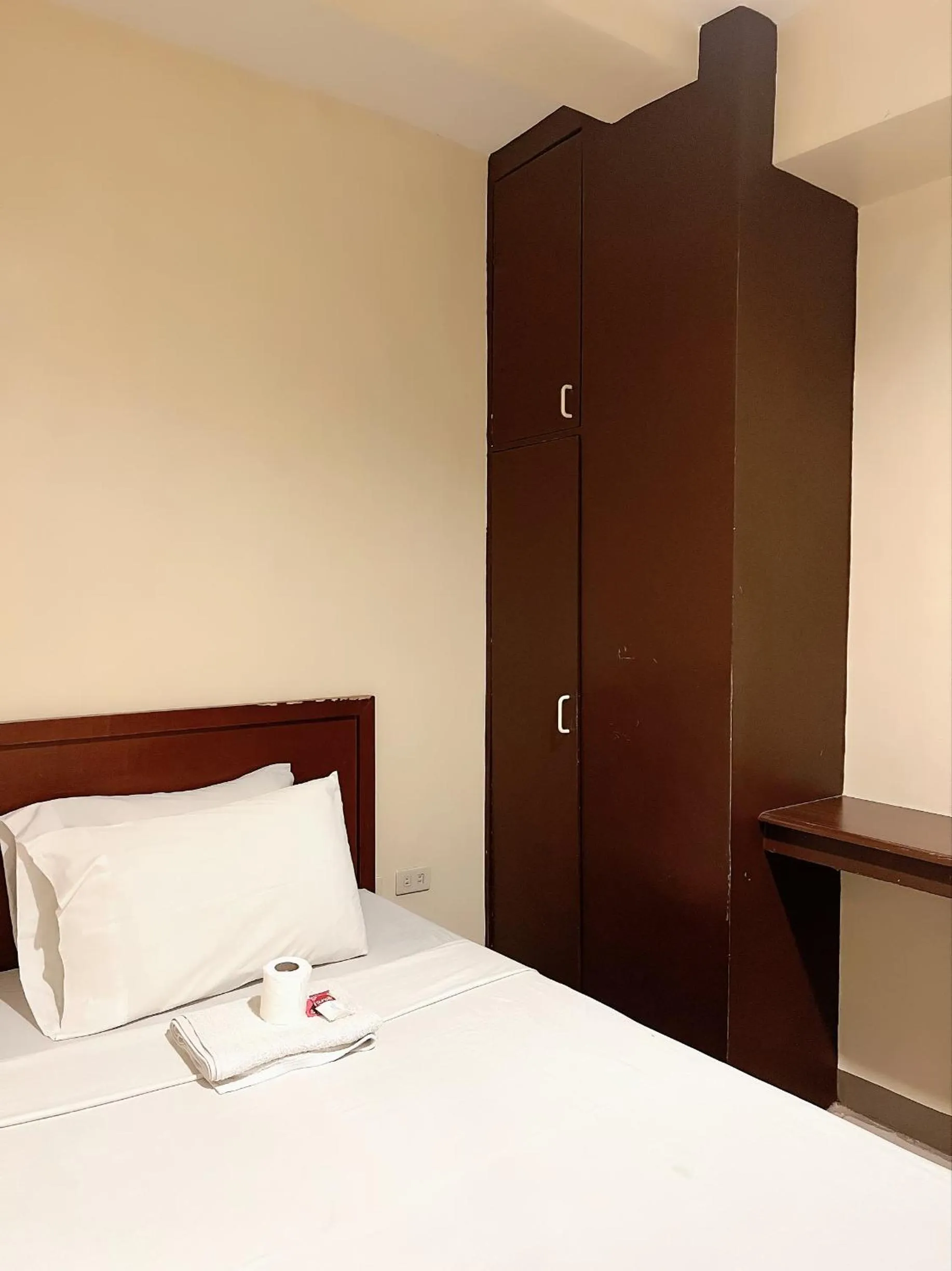 Bed in Blue Velvet Hotel -CM Recto