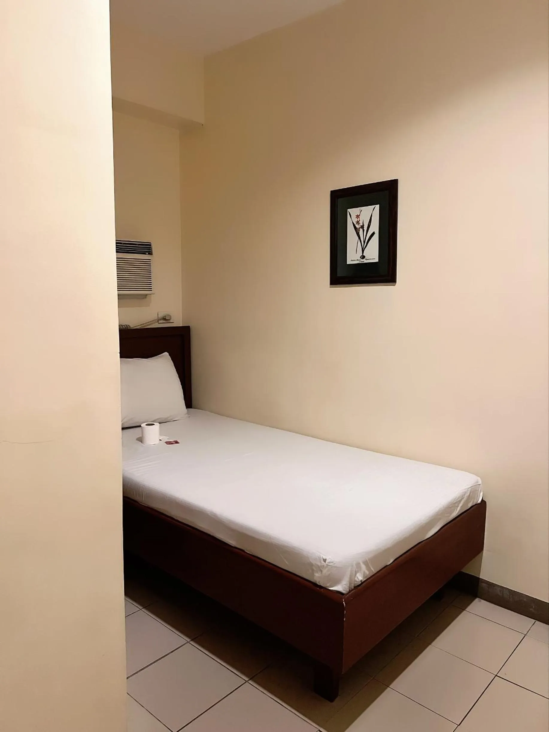 Bed in Blue Velvet Hotel -CM Recto