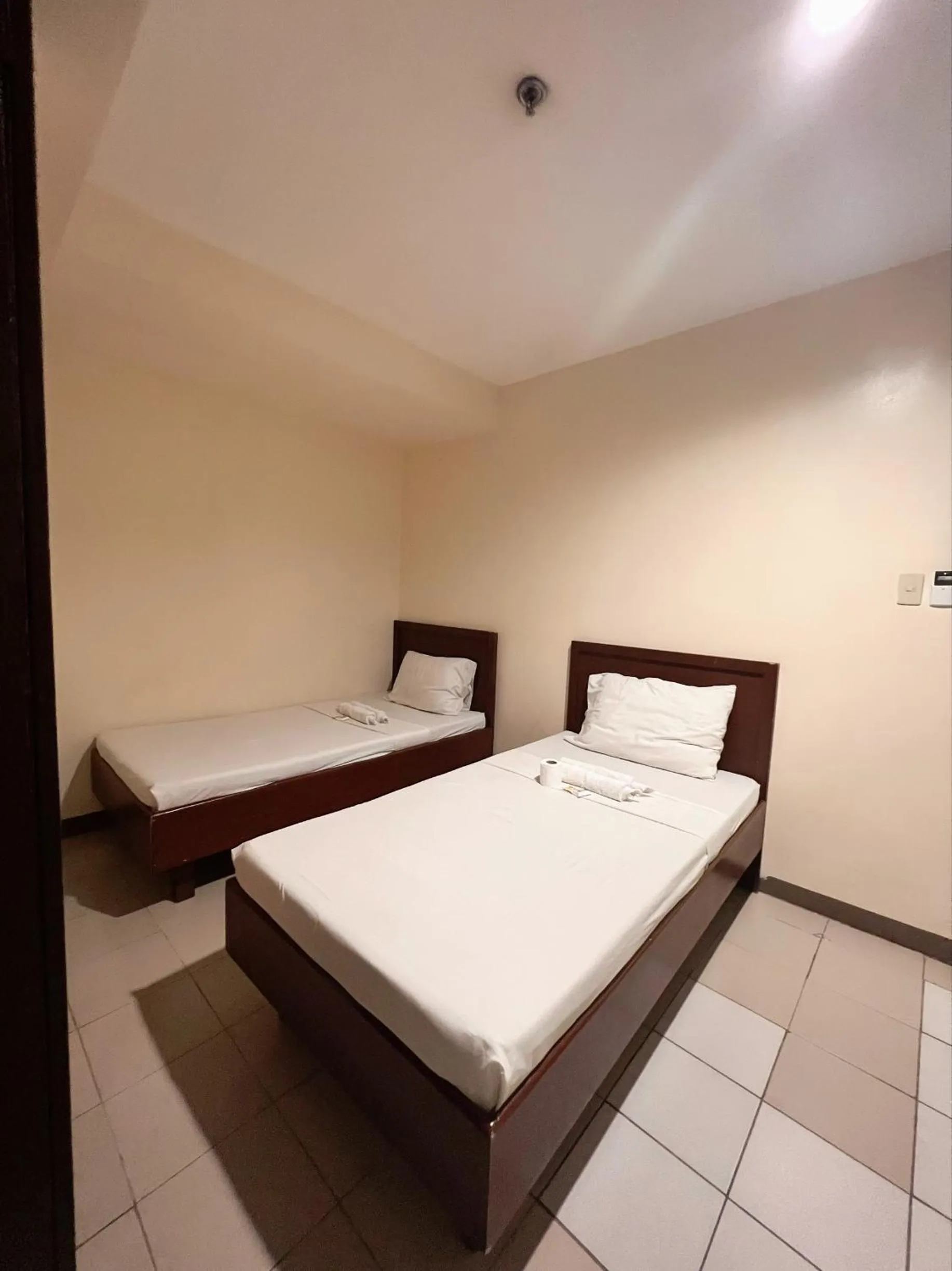 Bed in Blue Velvet Hotel -CM Recto