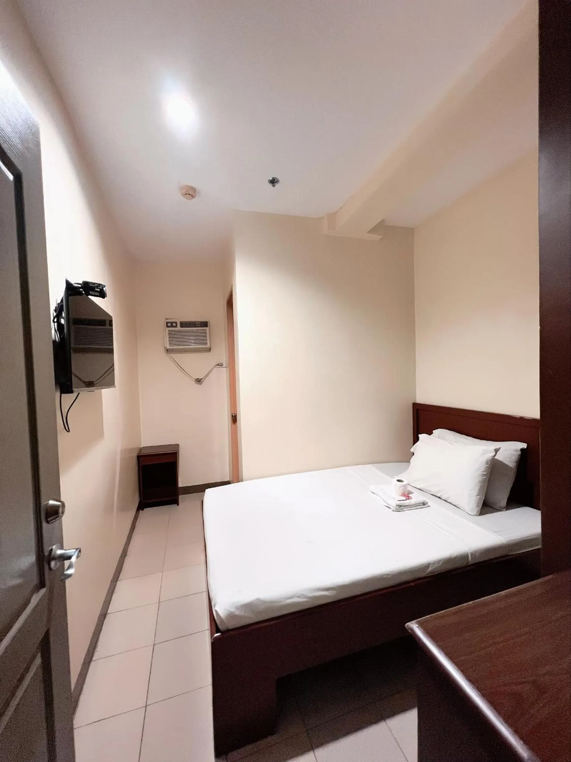 Bed in Blue Velvet Hotel -CM Recto