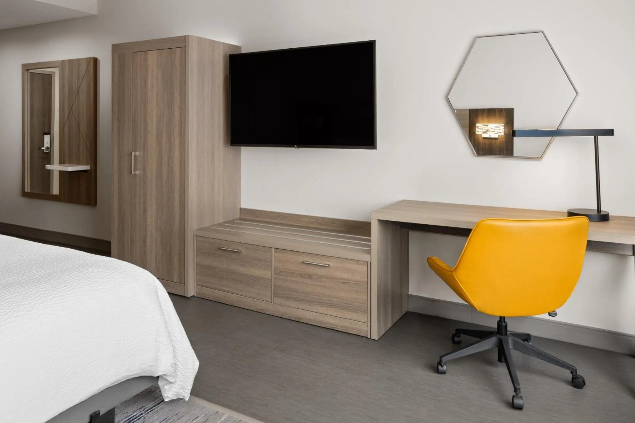 Photo of the whole room, Bed in Holiday Inn Express & Suites Waynesboro East