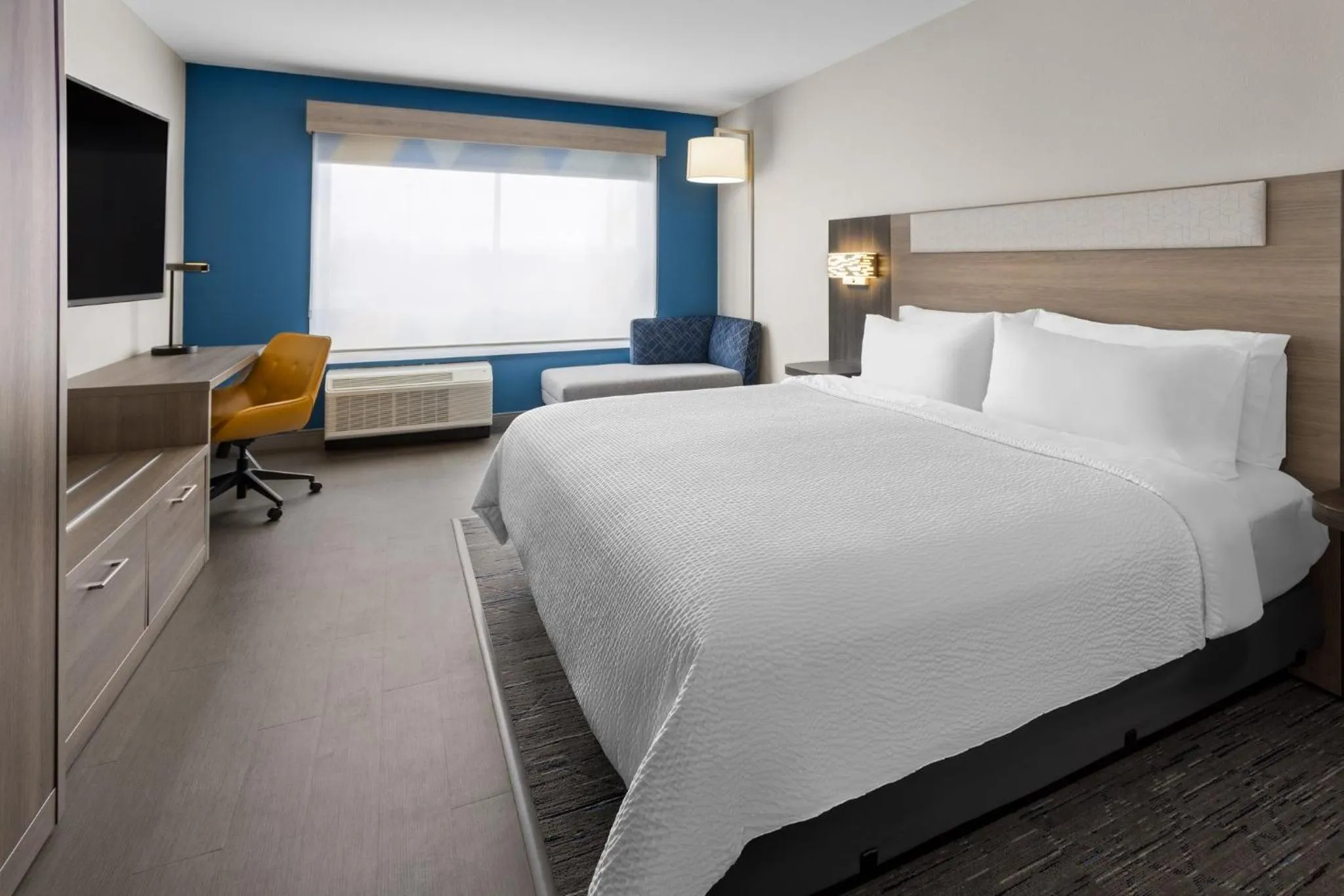 Photo of the whole room, Bed in Holiday Inn Express & Suites Waynesboro East