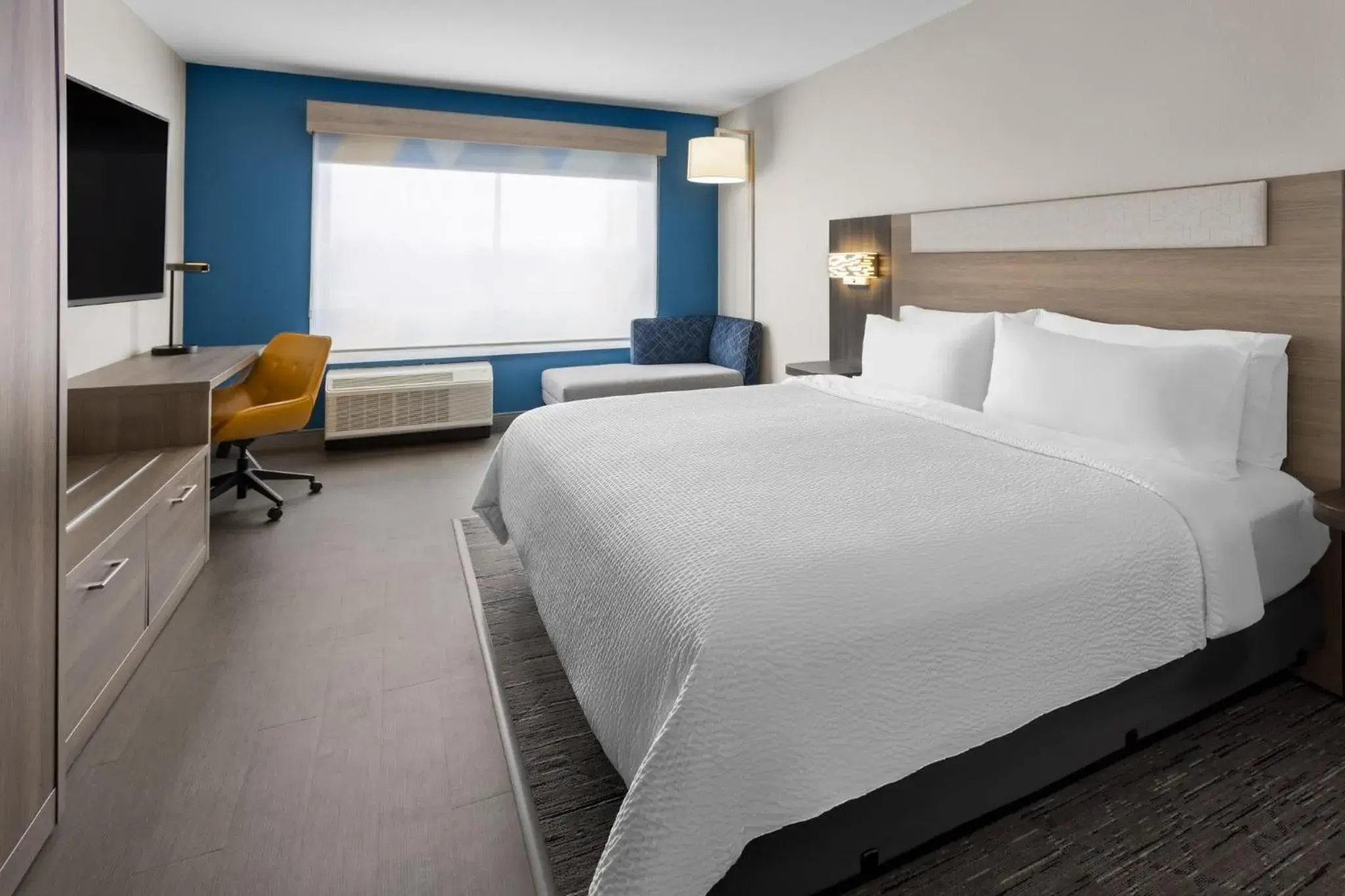 Standard King Room with Walk-In Shower in Holiday Inn Express & Suites Waynesboro East Standard King Room with Walk-In Shower in Holiday Inn Express & Suites Waynesboro East