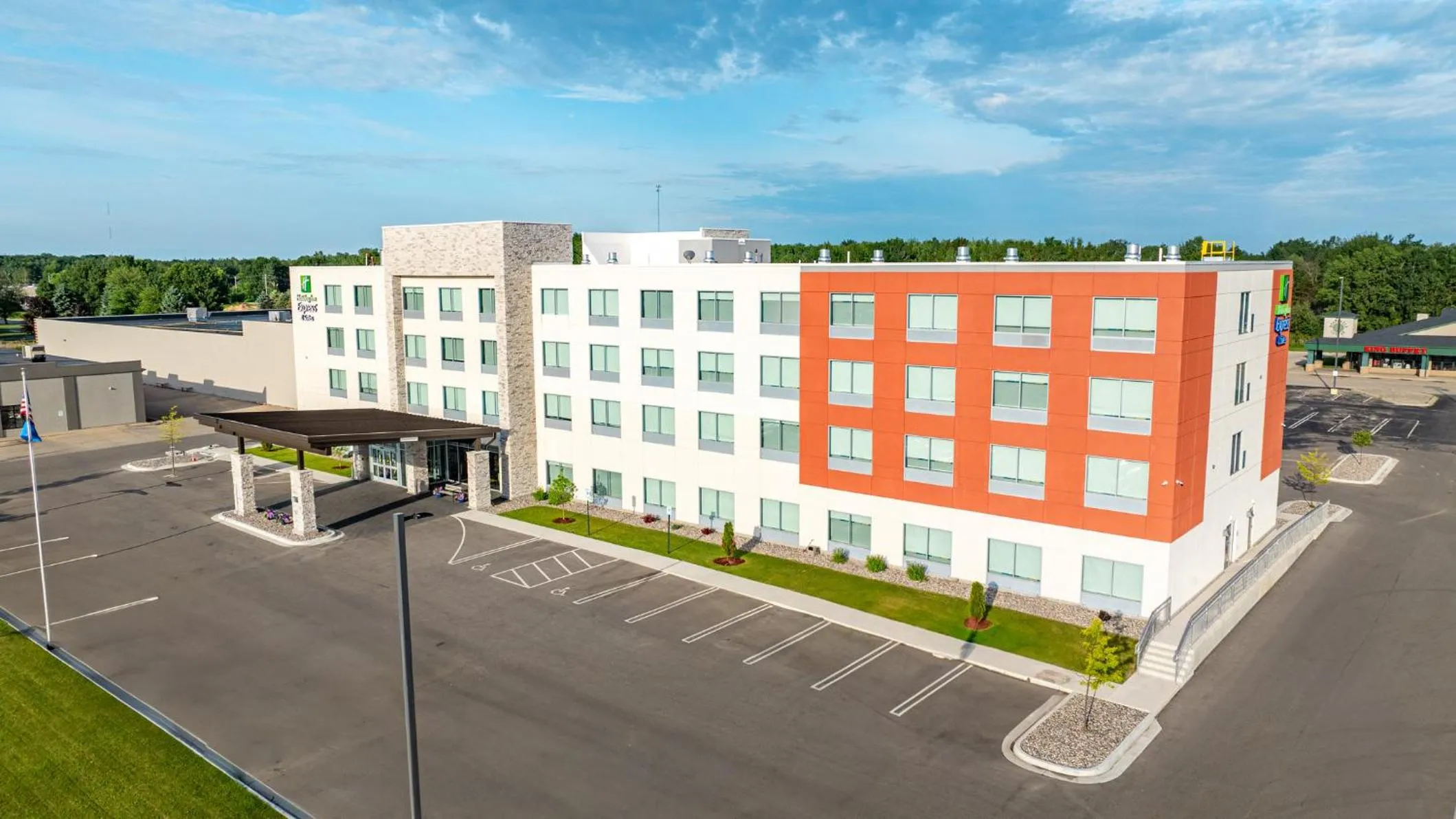 Property building in Holiday Inn Express & Suites Marinette