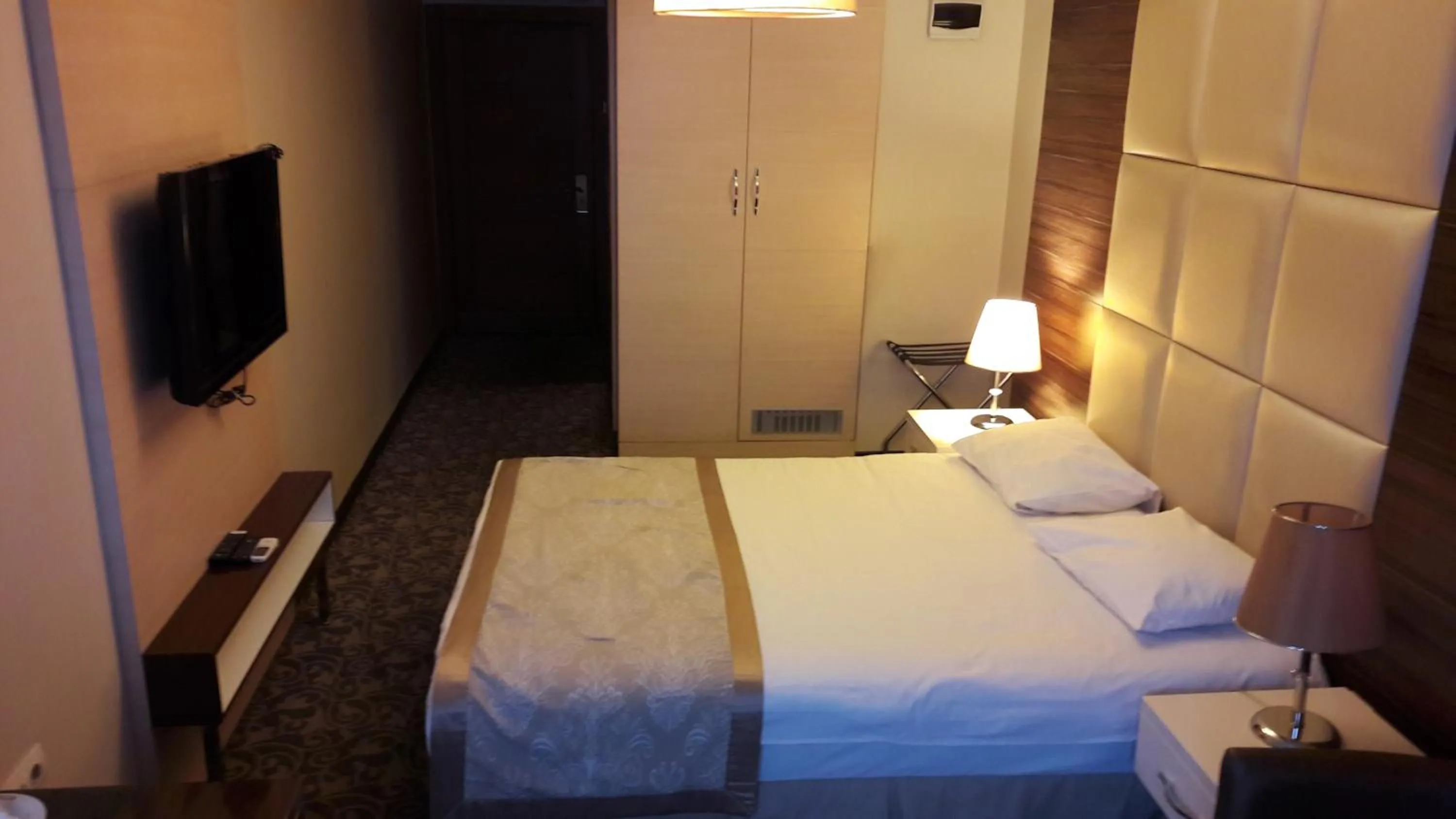 Bed in Derpa Suite Hotel