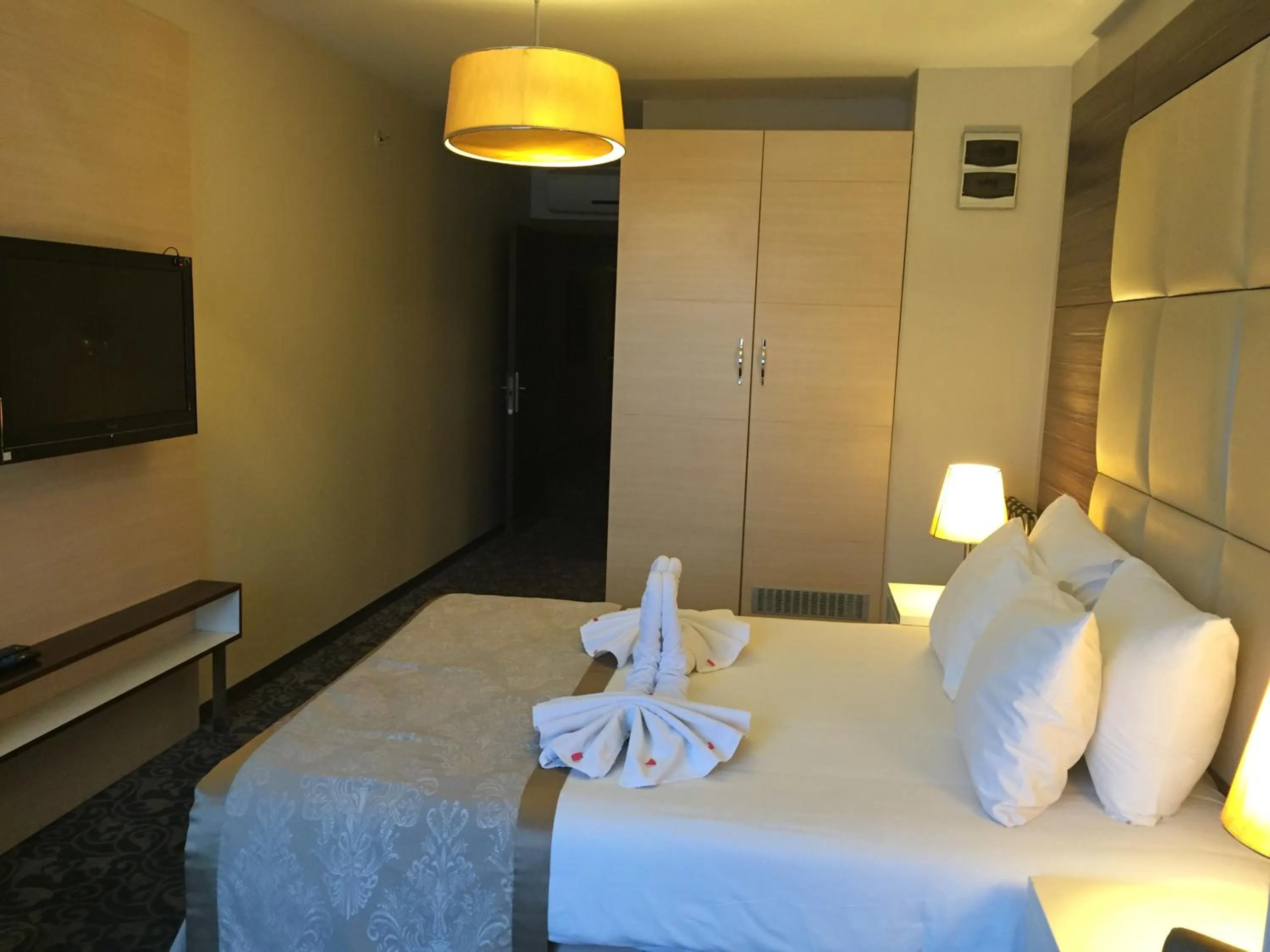 Bed in Derpa Suite Hotel