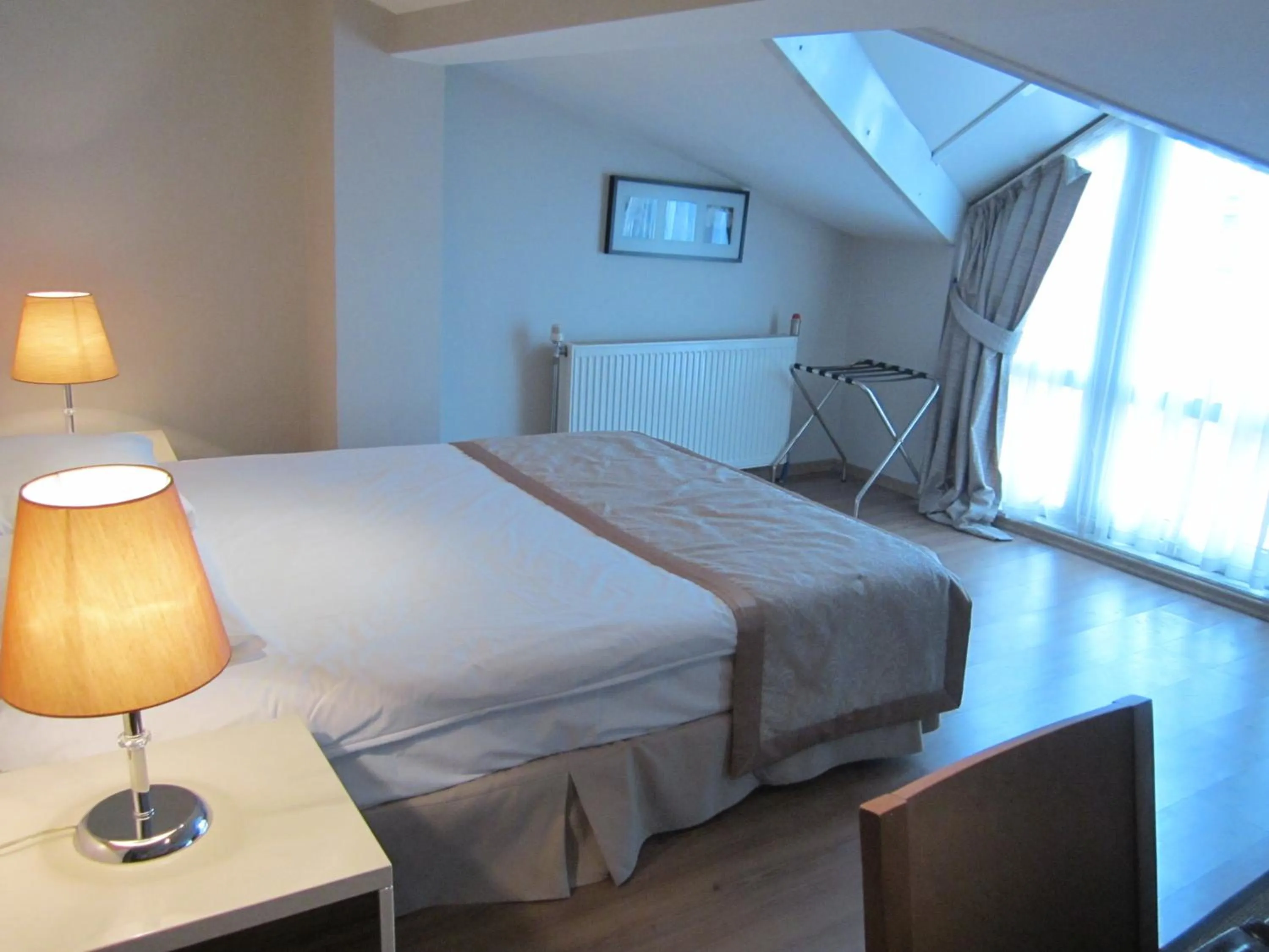 Bed in Derpa Suite Hotel