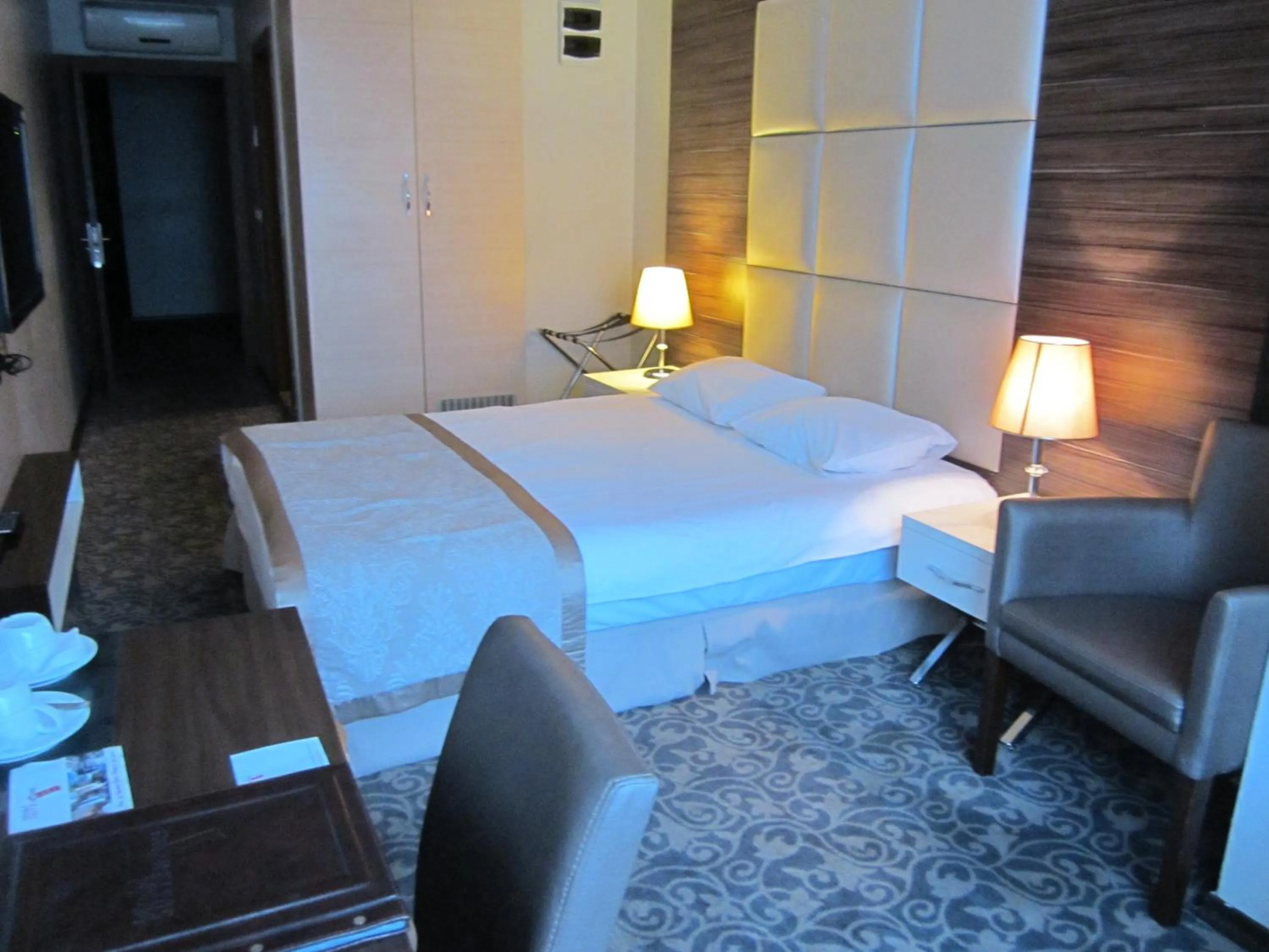Bed in Derpa Suite Hotel