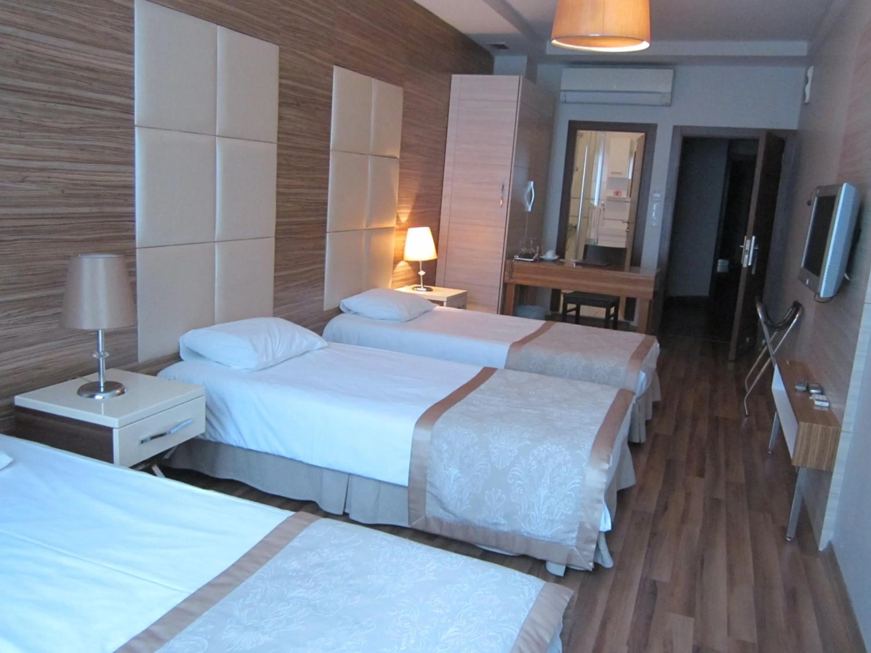 Bed in Derpa Suite Hotel