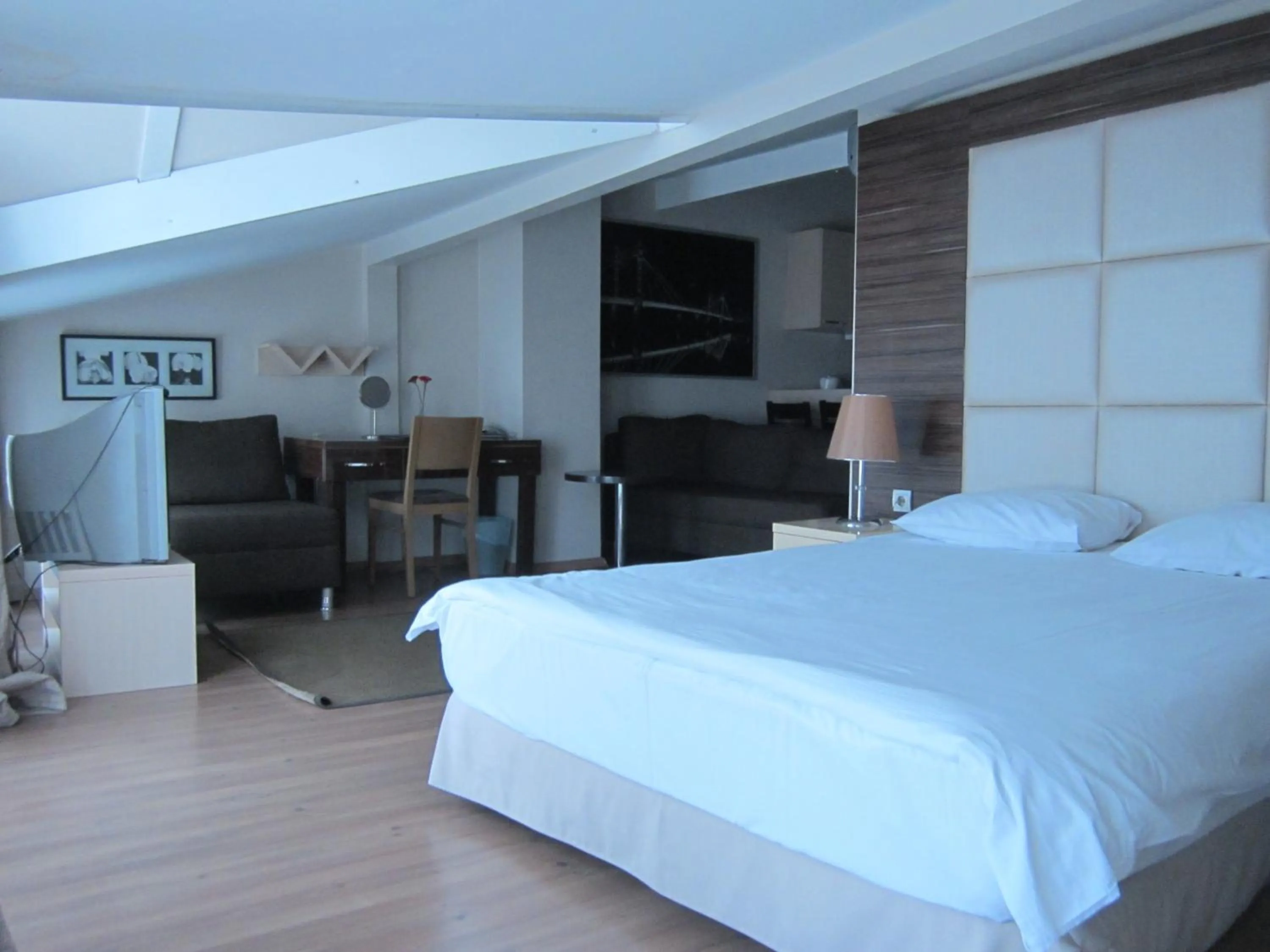 Bed in Derpa Suite Hotel