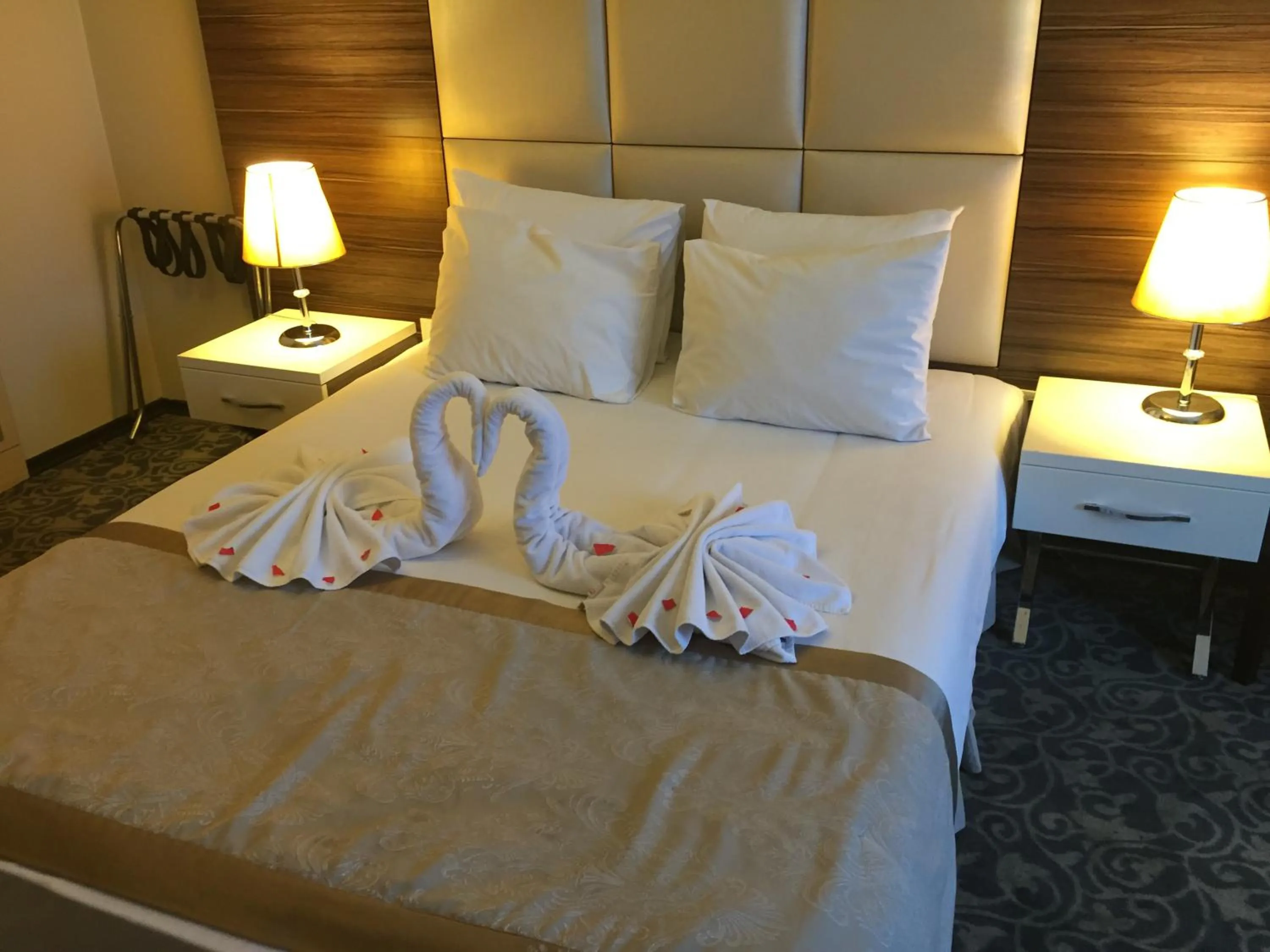 Bed in Derpa Suite Hotel