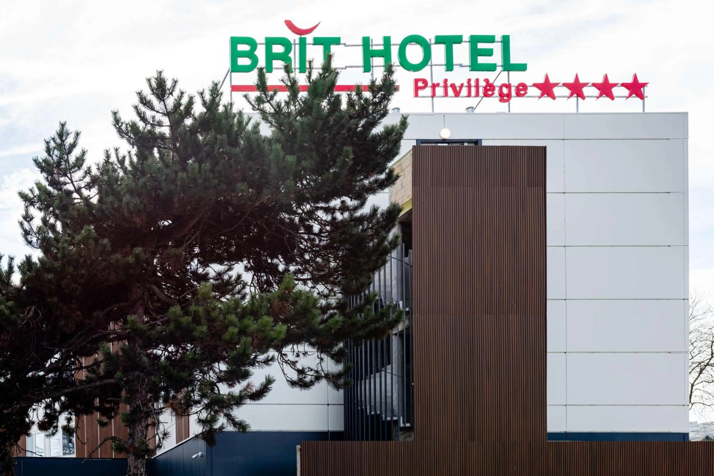 Property building in Brit Hotel Privilège Paris Rosny-sous-Bois