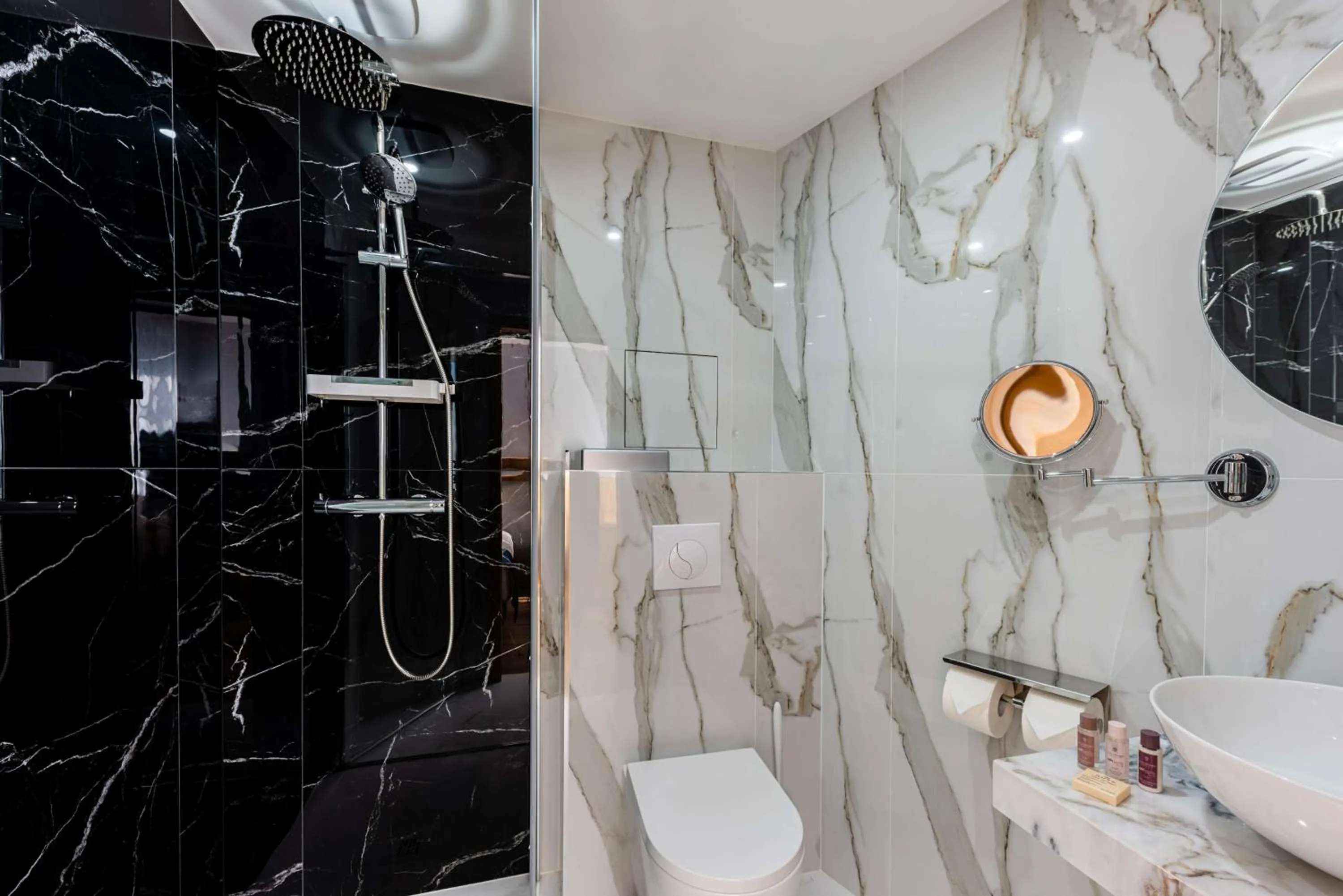 Bathroom in Brit Hotel Privilège Paris Rosny-sous-Bois