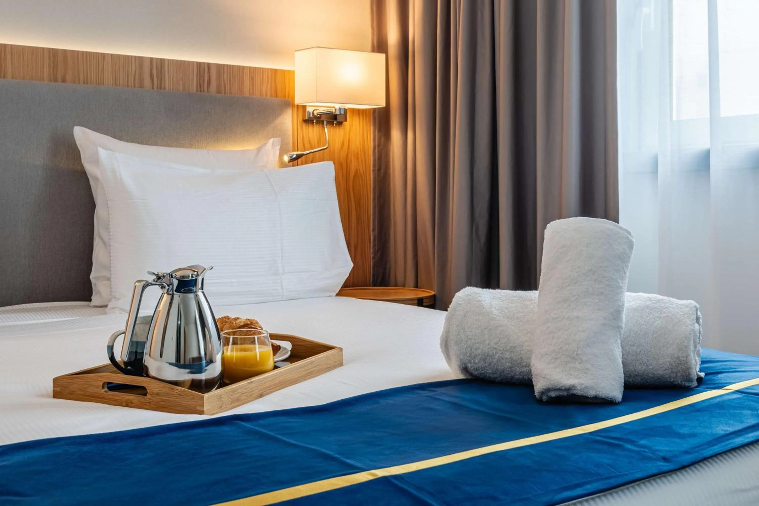 Bedroom, Bed in Brit Hotel Privilège Paris Rosny-sous-Bois