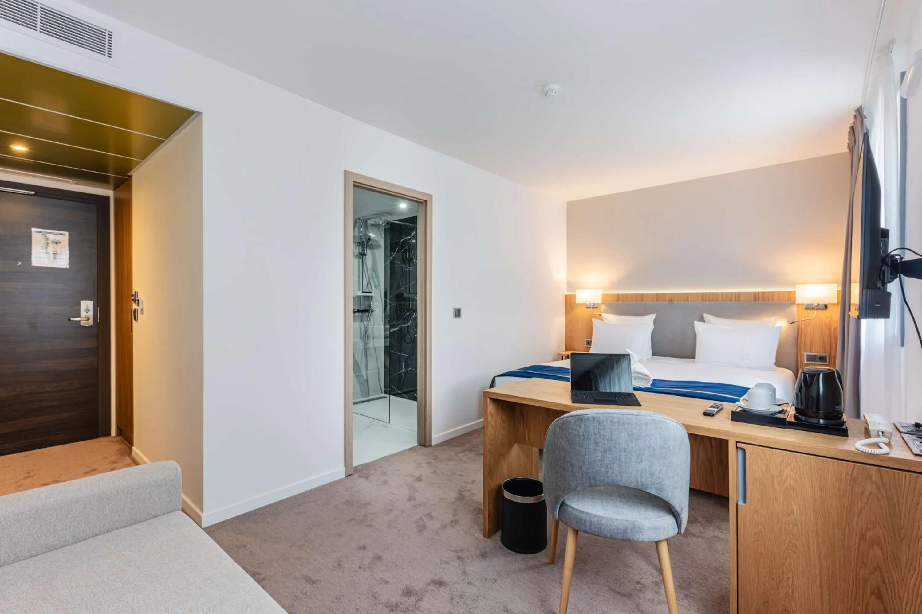 Bedroom, Bed in Brit Hotel Privilège Paris Rosny-sous-Bois