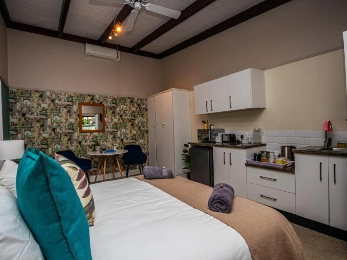 Kitchen or kitchenette, Bed in The Cock House