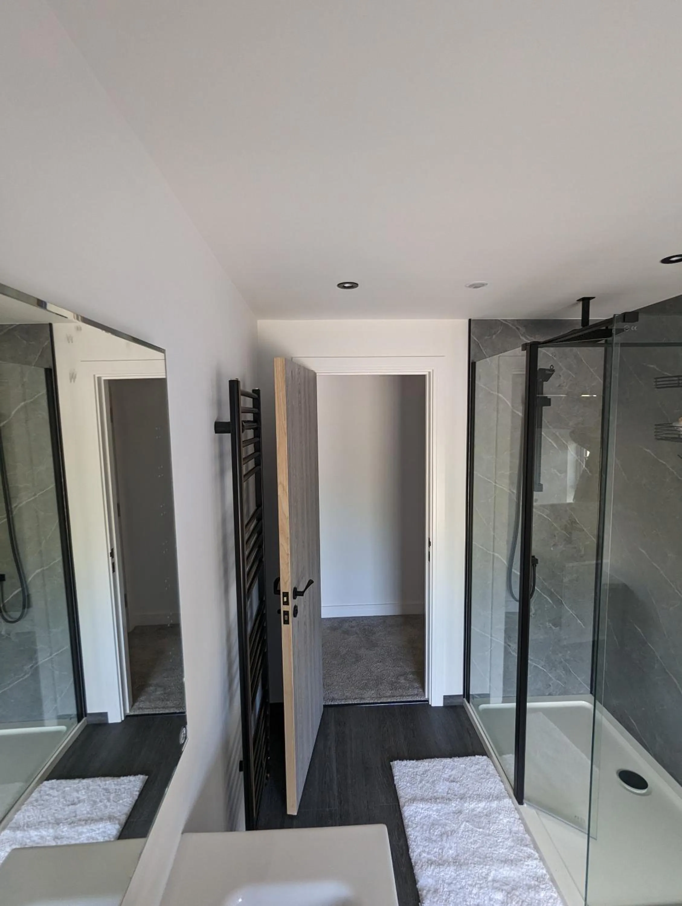 Bathroom, Bed in The Wolfe Inn Wolfscastle