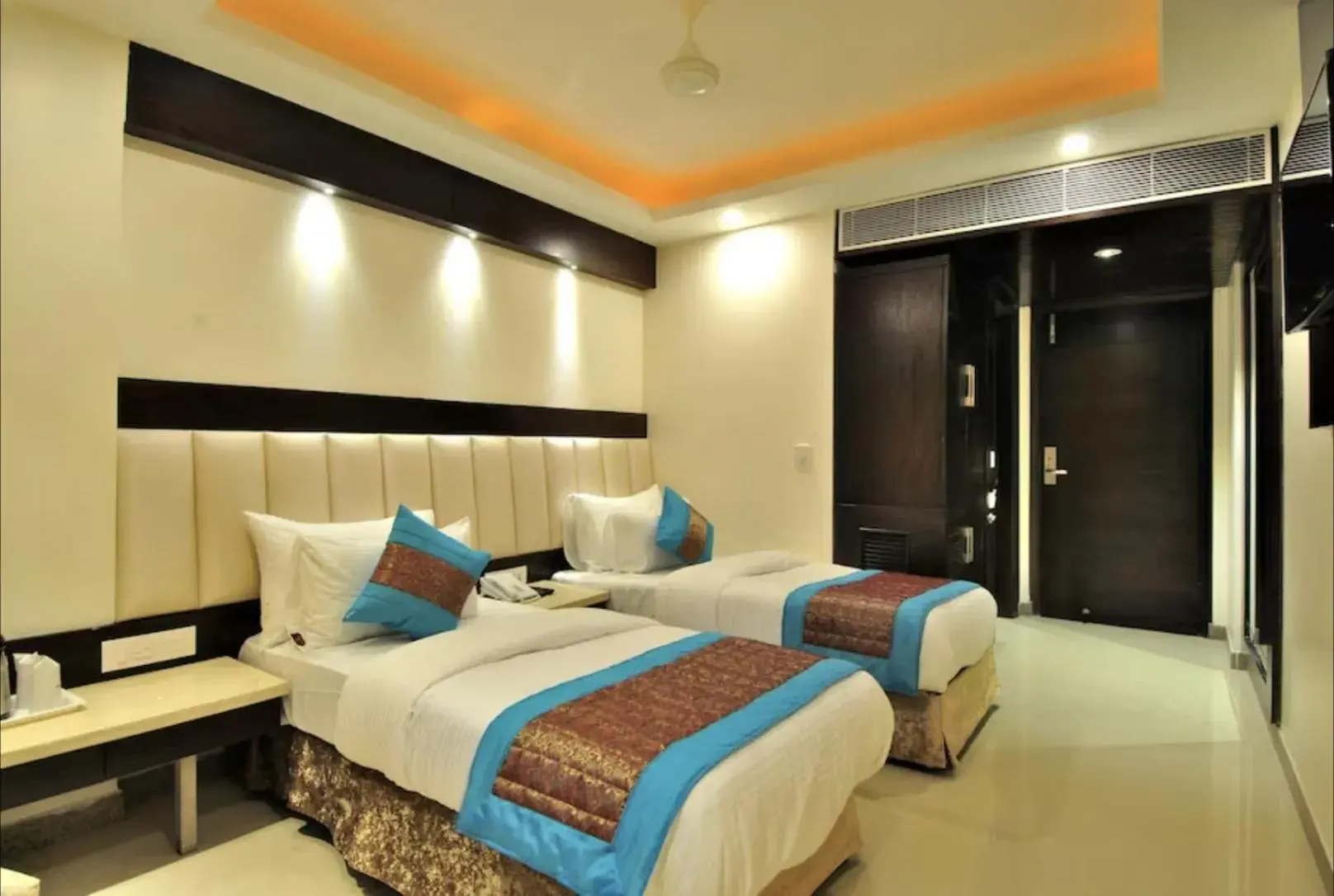 Luxury Triple Room in Hotel Sai Miracle - Near New Delhi Railway Station Luxury Triple Room in Hotel Sai Miracle - Near New Delhi Railway Station