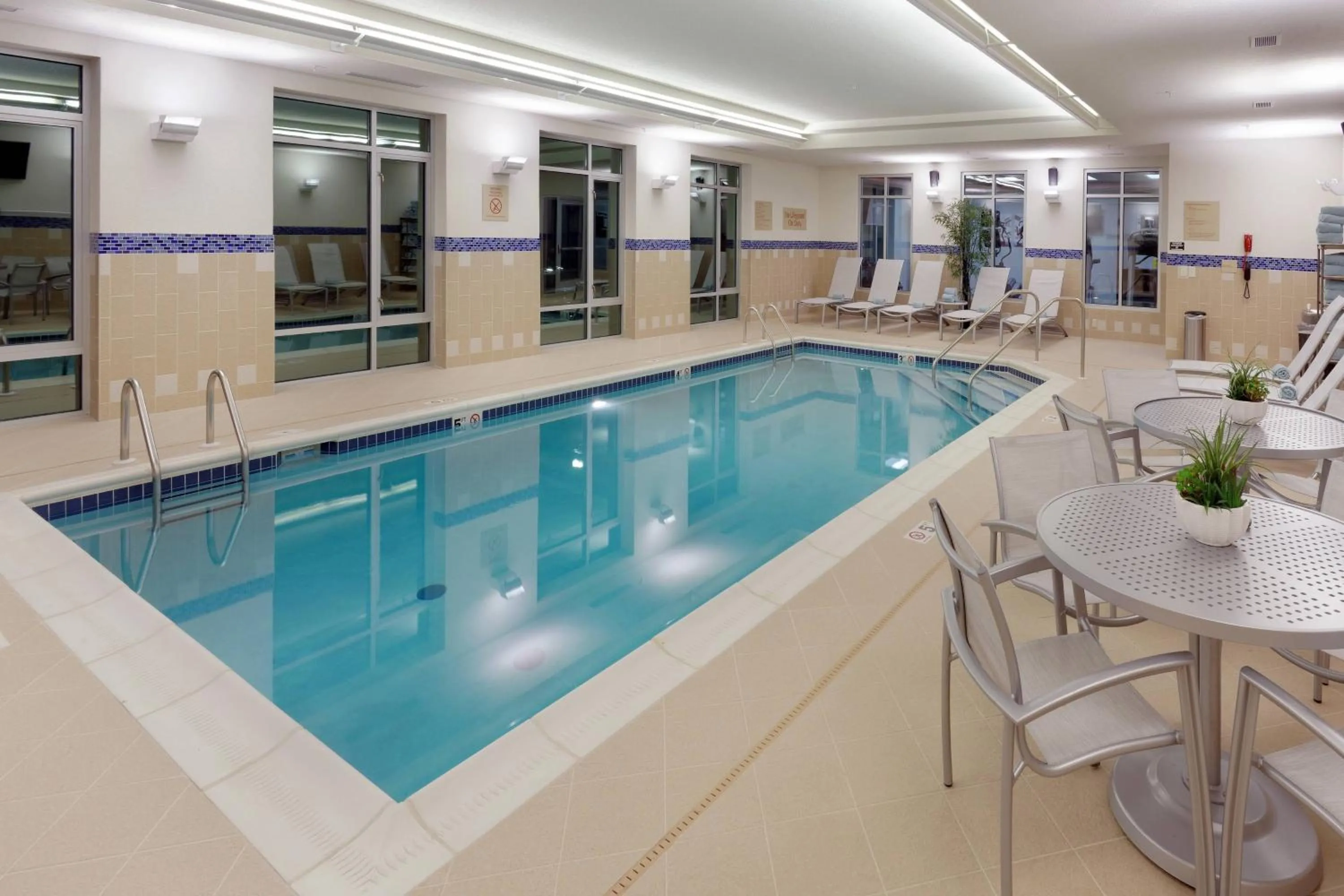 Swimming pool in TownePlace Suites by Marriott Springfield