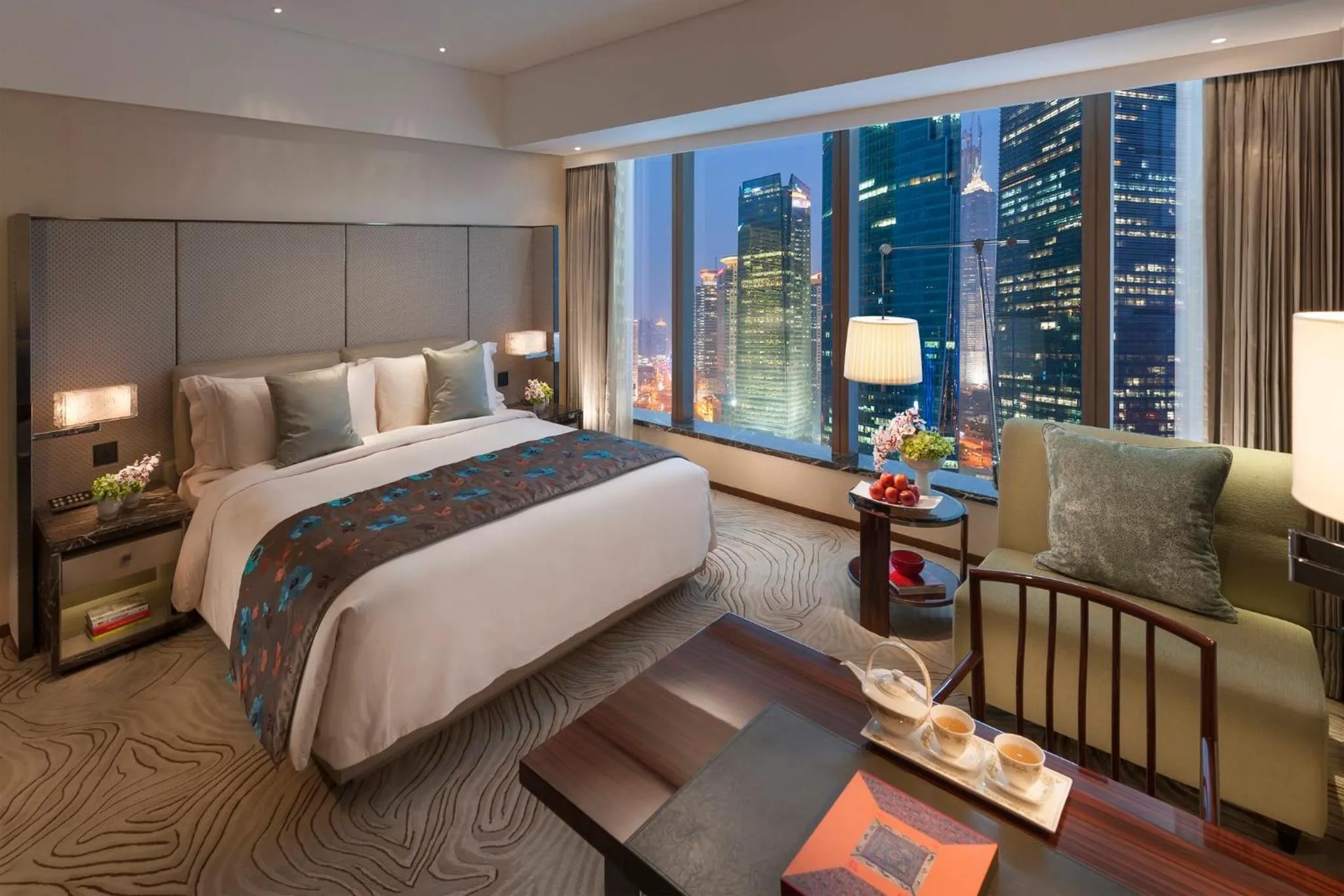 Bedroom, Bed in Mandarin Oriental Pudong, Shanghai
