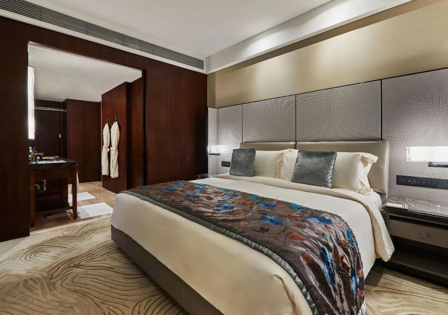 Bedroom, Bed in Mandarin Oriental Pudong, Shanghai