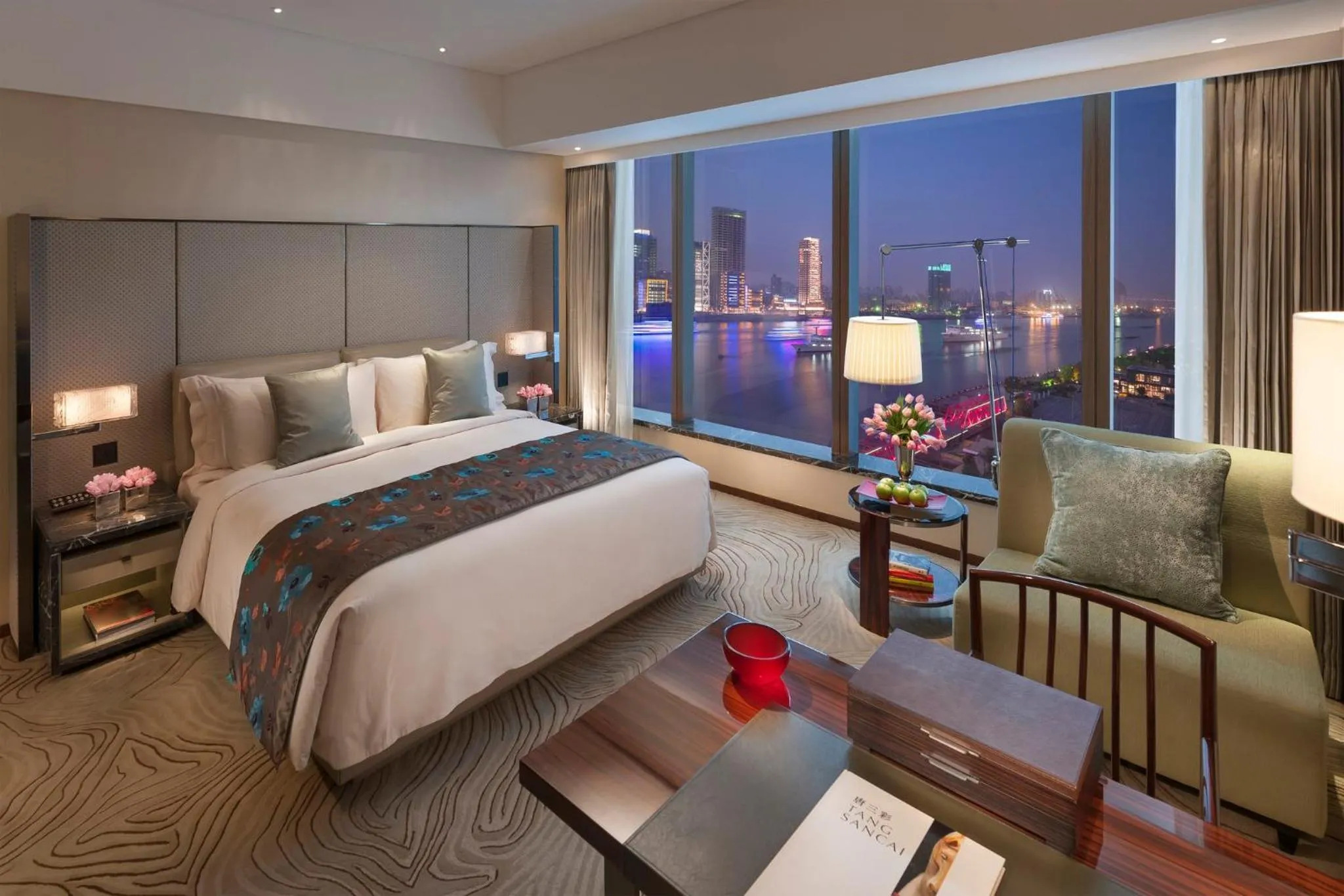 Bedroom, Bed in Mandarin Oriental Pudong, Shanghai