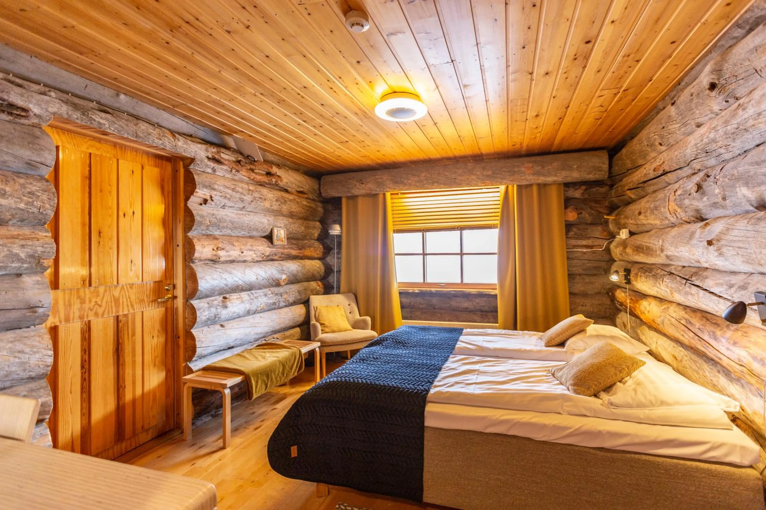 Bed in Kuukkeli Log Houses Teerenpesä