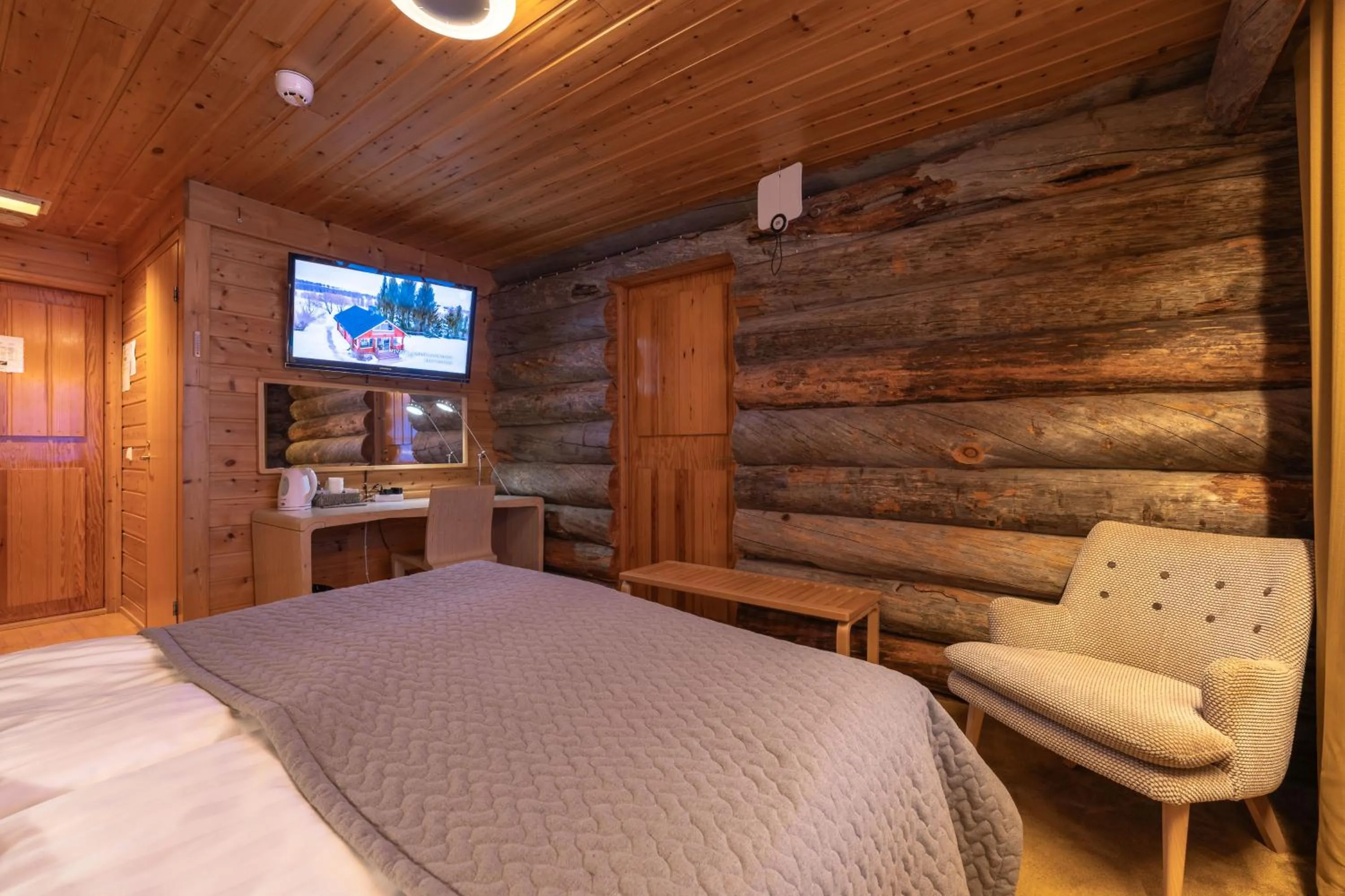 Bed in Kuukkeli Log Houses Teerenpesä