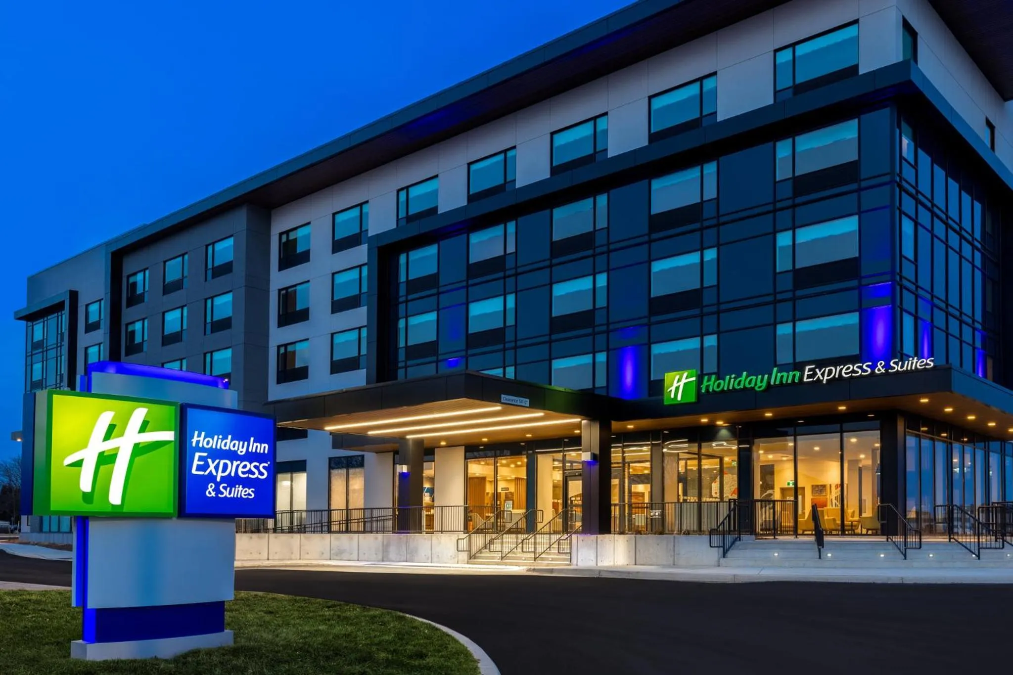 Property building in Holiday Inn Express & Suites St Thomas