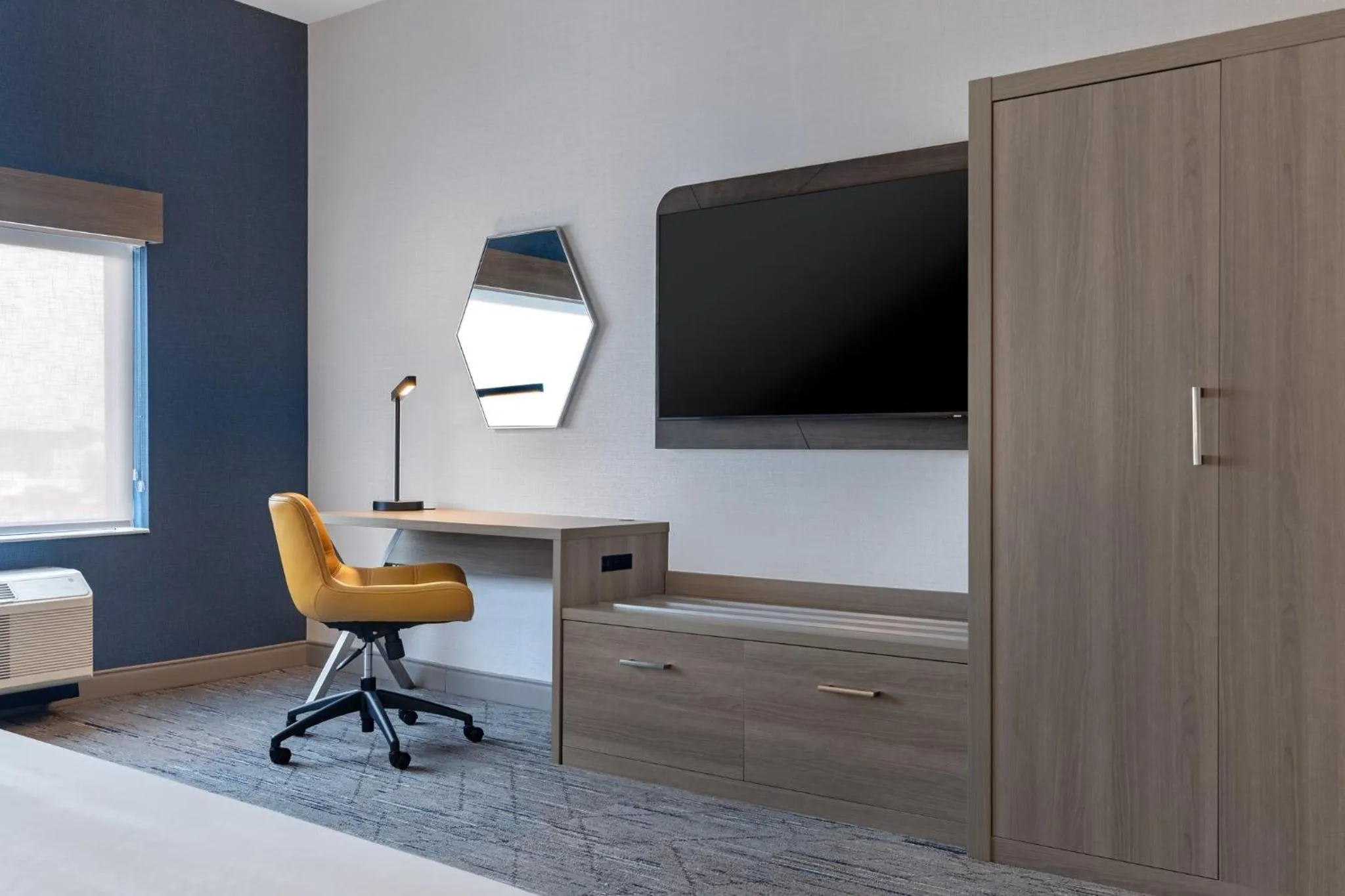 Photo of the whole room, Bed in Holiday Inn Express & Suites St Thomas