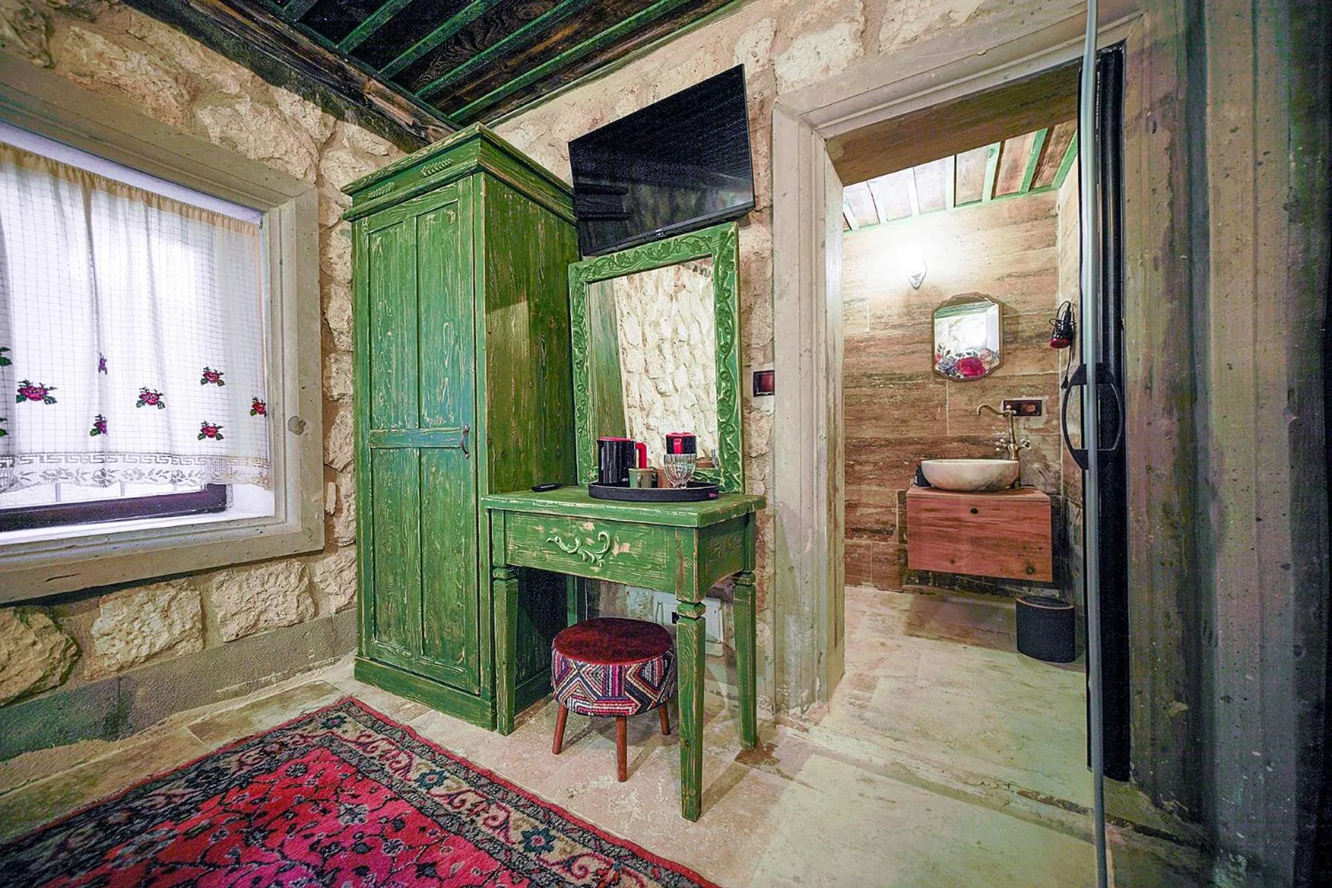 wardrobe in Aysel Inn House