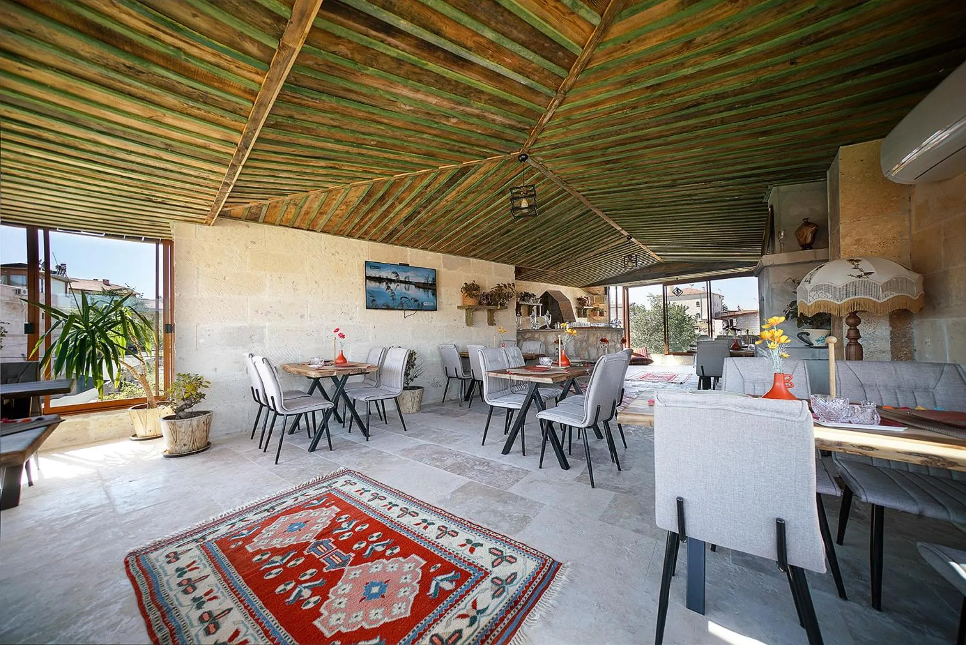 Restaurant/places to eat in Aysel Inn House