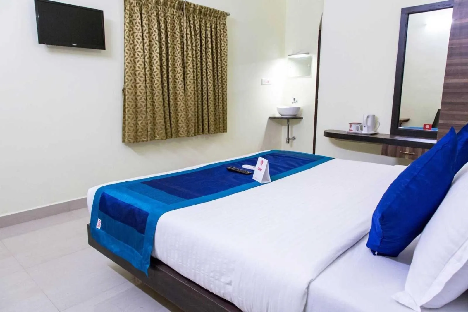 Bed in AN STAYS Chennai Airport