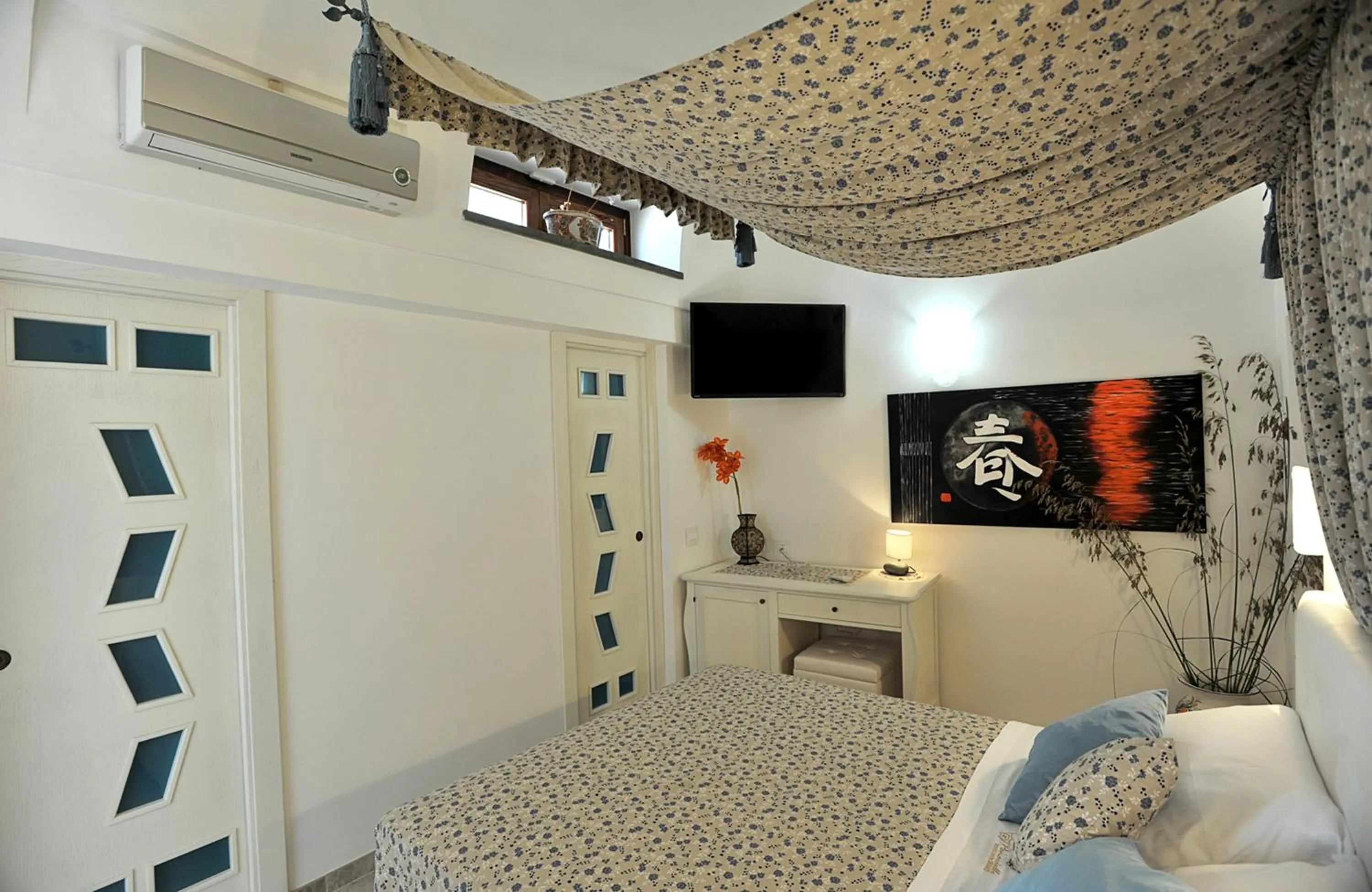 Photo of the whole room, Bed in World Center