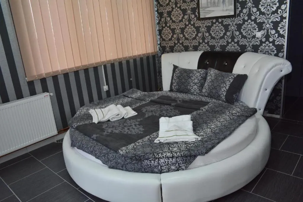 Bed in Hotel Saradis