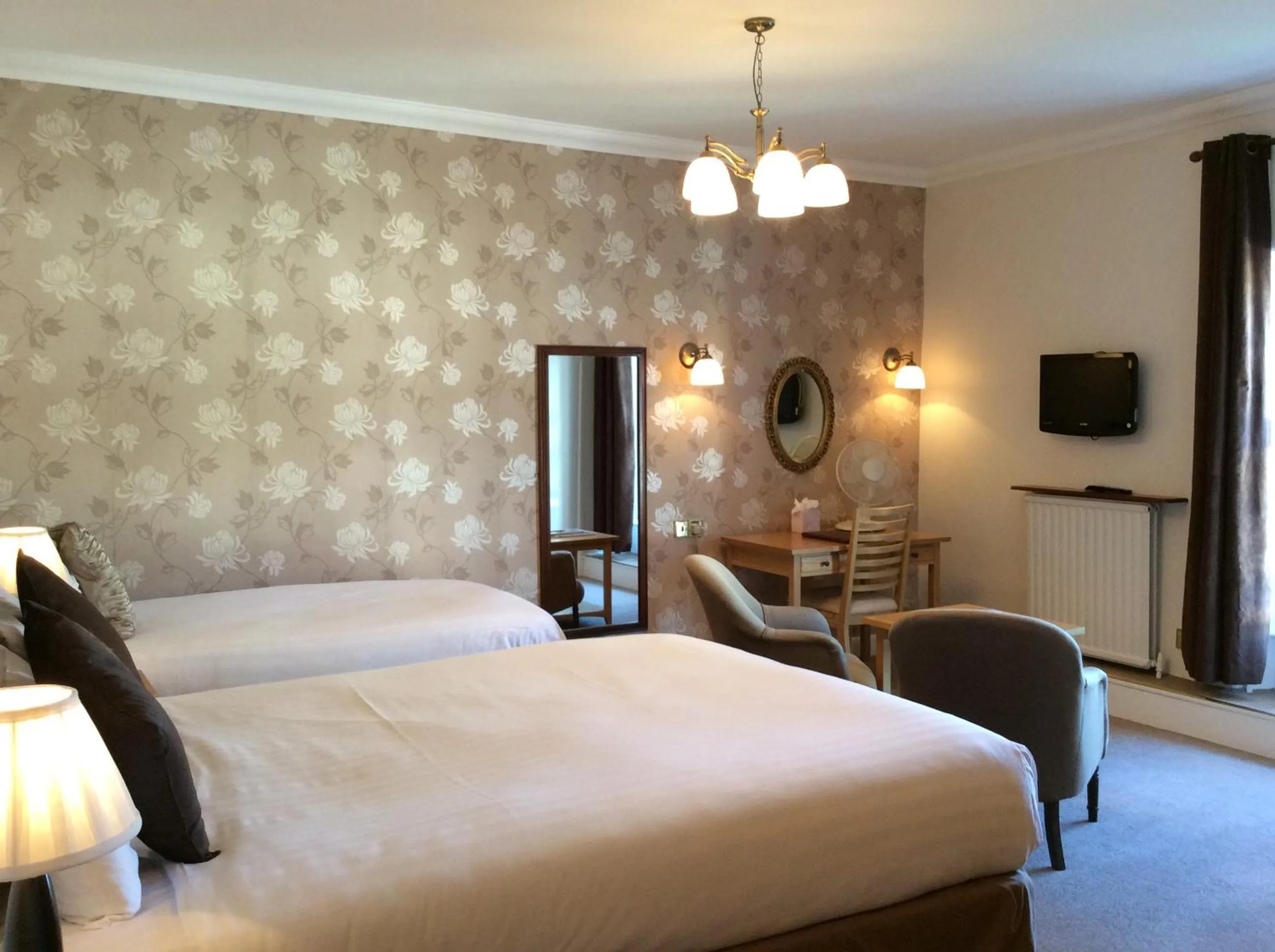 Bedroom, Bed in Bedford Hotel