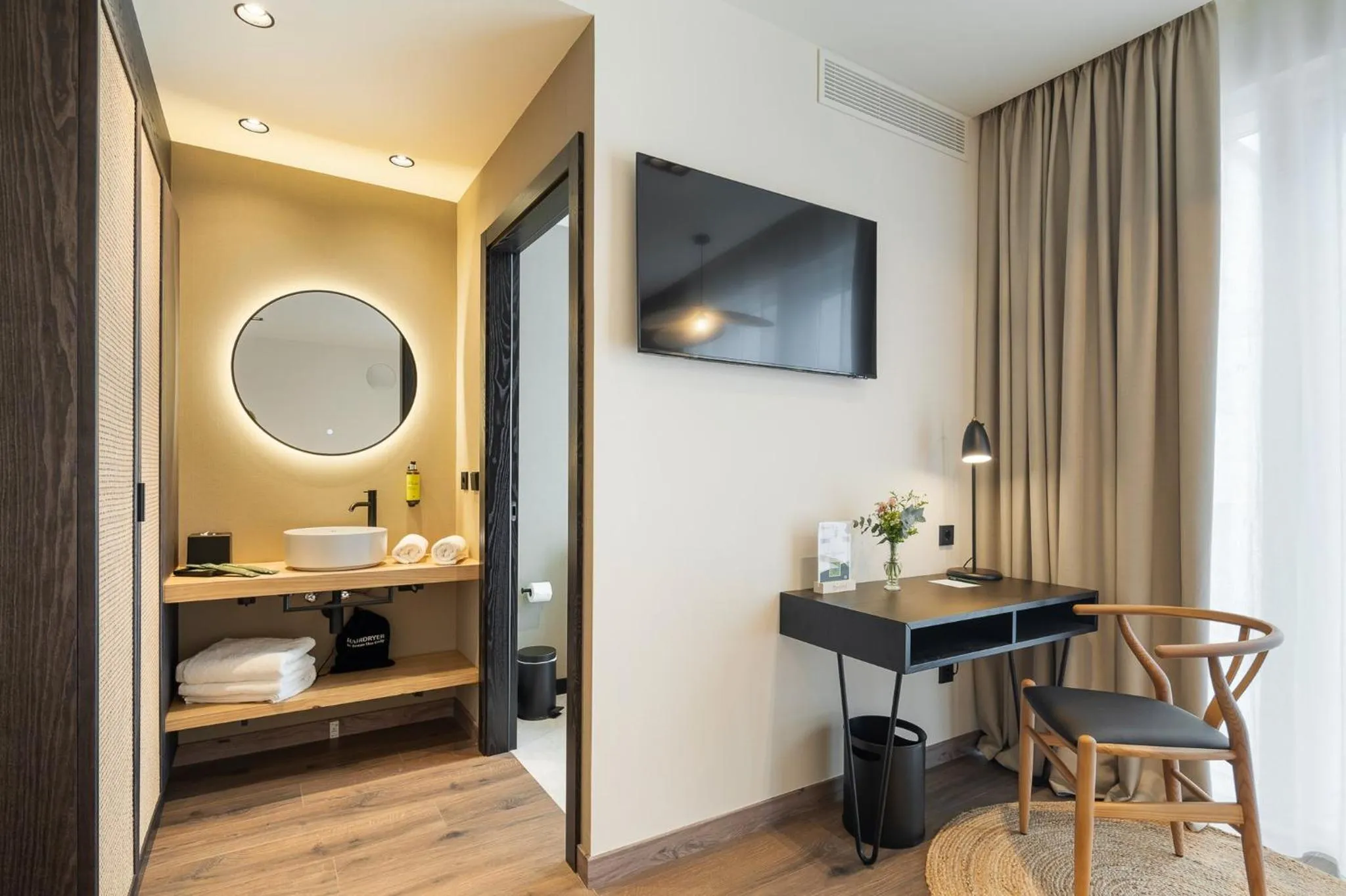 Photo of the whole room in Sercotel EsteOeste